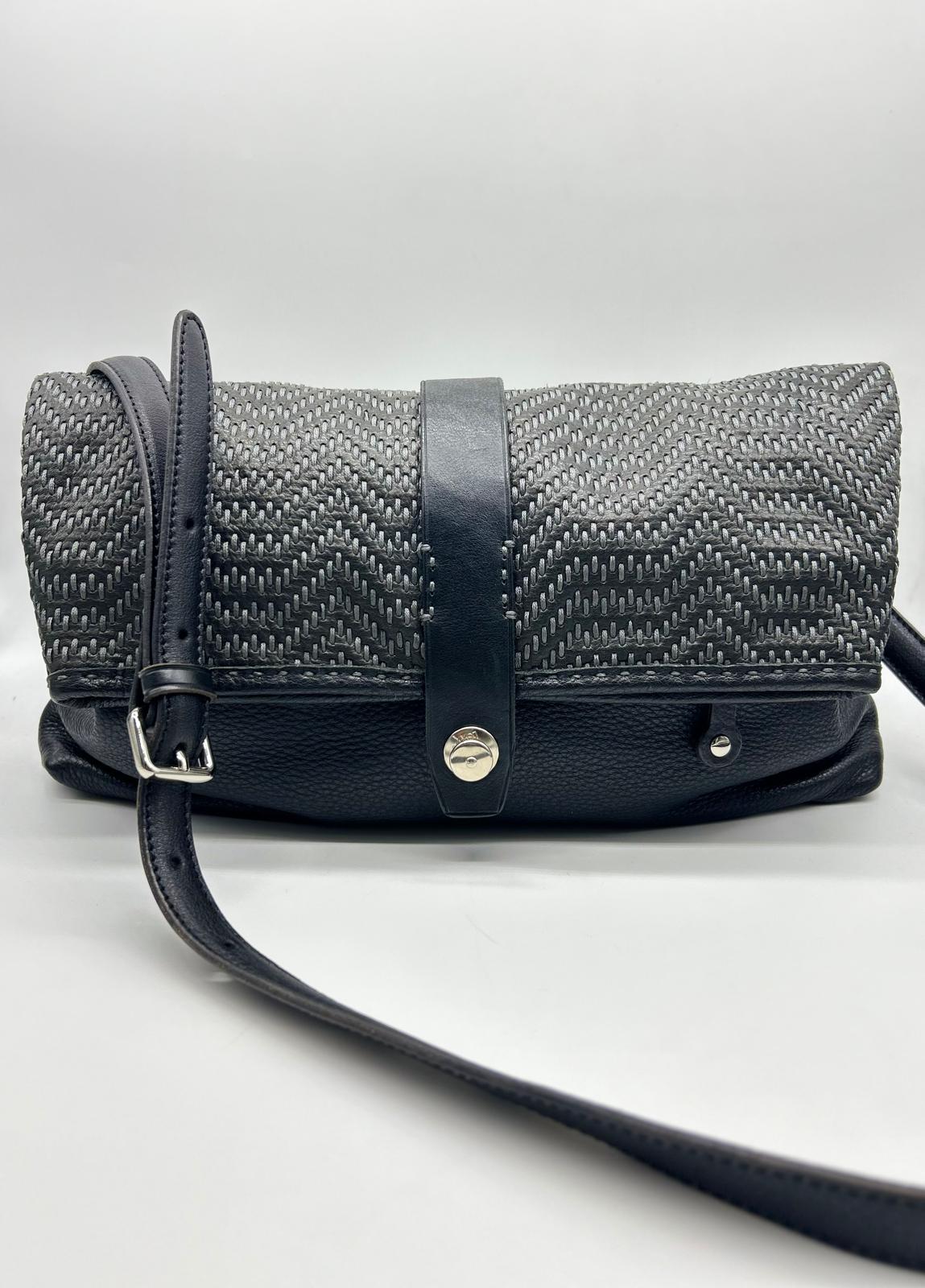 Pelletteria donna The Bridge, Accessori in pelle donna, Prodotti in pelle donna, Pelletteria di lusso donna, Pelle donna eleganza, Pelle donna alta qualità, Accessori donna in pelle, Borse pelle donna, Portafogli pelle donna, Zaini pelle donna, Portachiavi in pelle donna, Porta carte di credito donna, Borse tracolla pelle donna, Valigie pelle donna, Pelletteria donna elegante, Pelletteria donna casual, Borse pelle donna da lavoro, Borse pelle donna da viaggio, Pelletteria donna per occasioni speciali, Acces