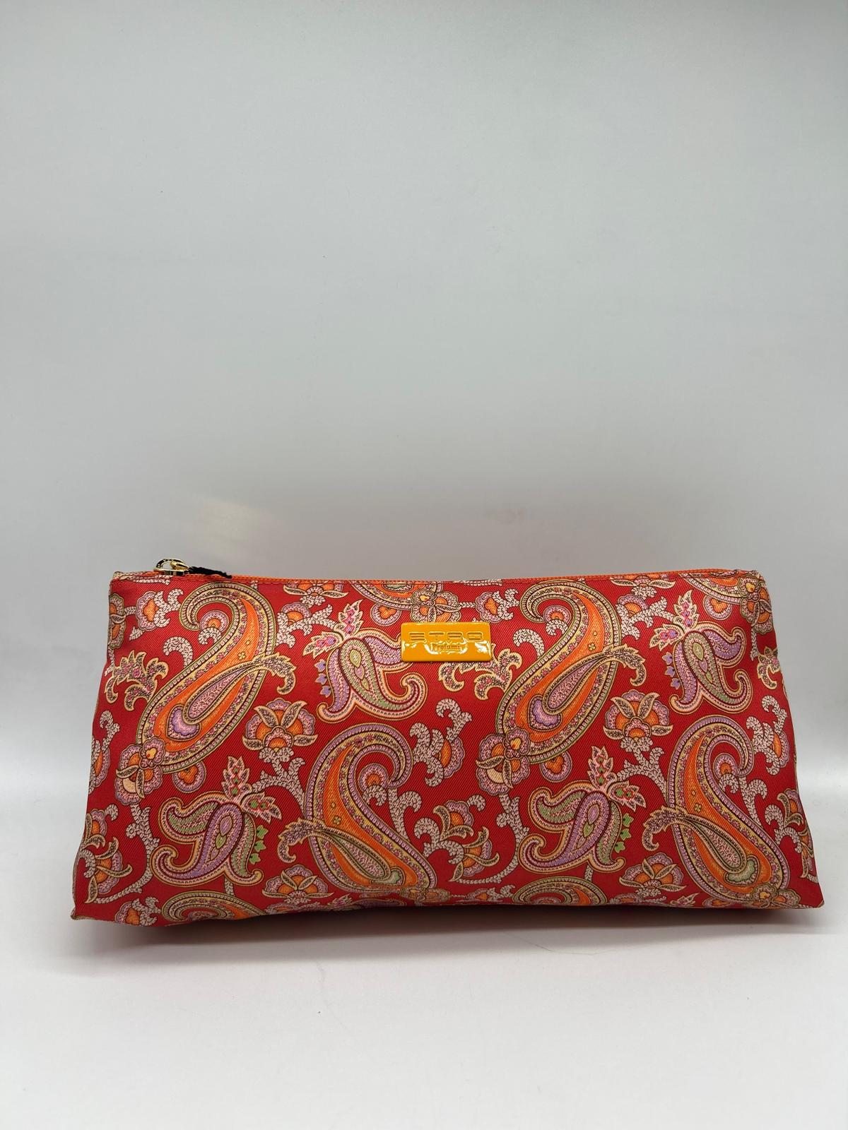 etro, trousse lunga, pochette a mano, Beauty case, Beauty case donna, Beauty case viaggio, Beauty case make-up, Beauty case in pelle, Beauty case trucco, Beauty case tendenze 2025, Beauty case porta trucco, Beauty case da viaggio per uomini, Beauty case con divisori, Beauty case elegante