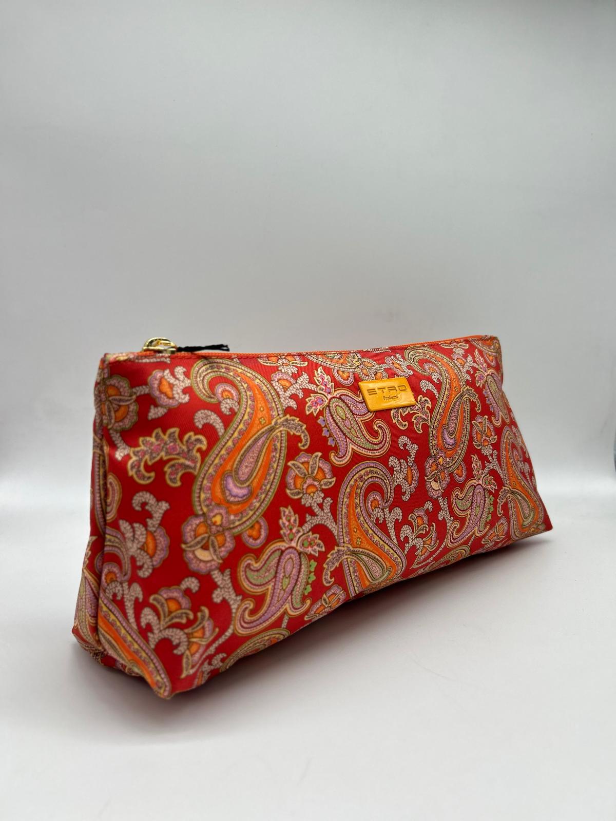 etro, trousse lunga, pochette a mano, Beauty case, Beauty case donna, Beauty case viaggio, Beauty case make-up, Beauty case in pelle, Beauty case trucco, Beauty case tendenze 2025, Beauty case porta trucco, Beauty case da viaggio per uomini, Beauty case con divisori, Beauty case elegante