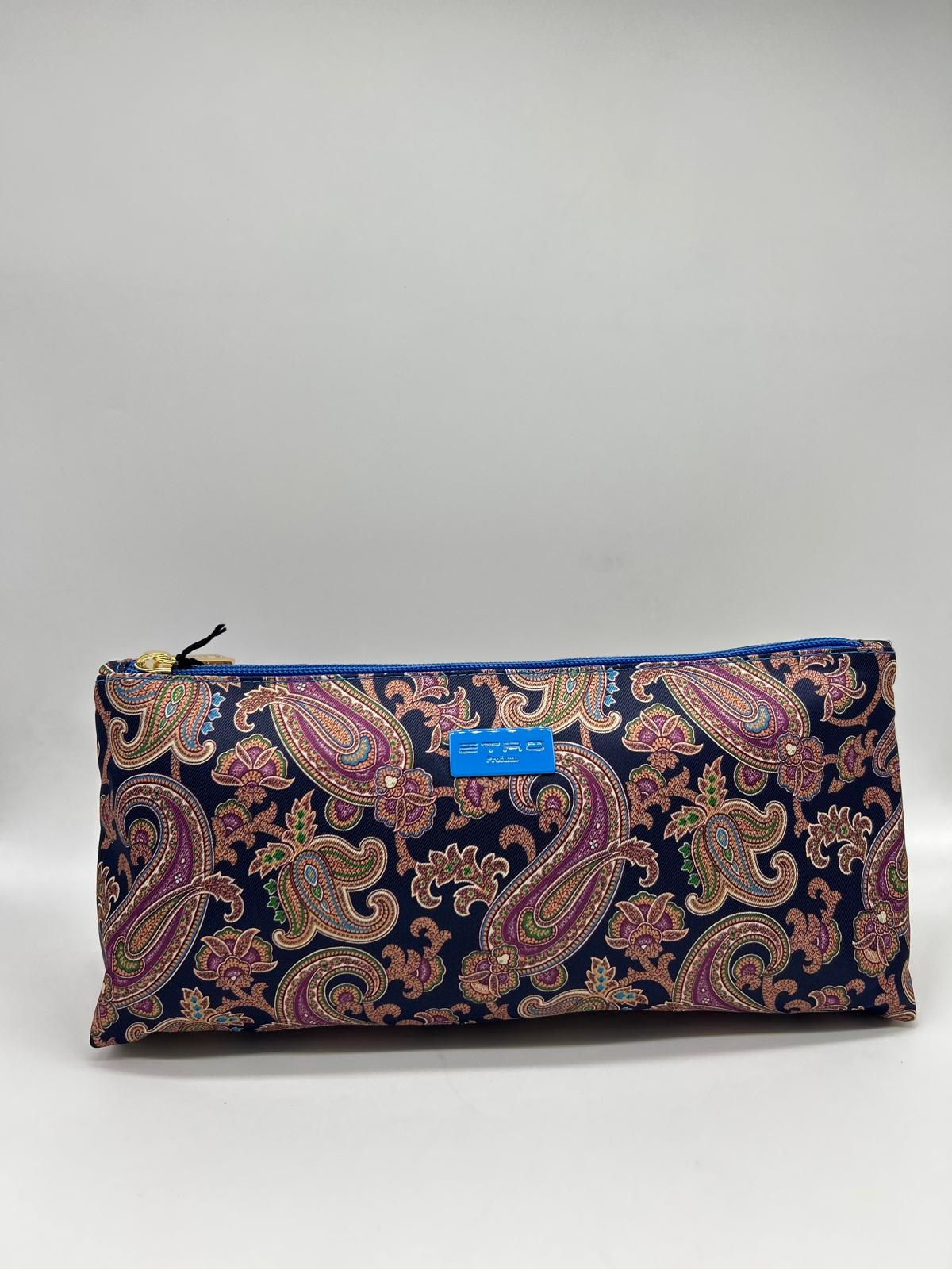 etro, trousse lunga, pochette a mano, Beauty case, Beauty case donna, Beauty case viaggio, Beauty case make-up, Beauty case in pelle, Beauty case trucco, Beauty case tendenze 2025, Beauty case porta trucco, Beauty case da viaggio per uomini, Beauty case con divisori, Beauty case elegante