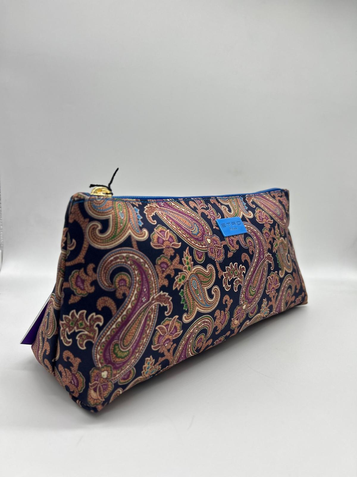 etro, trousse lunga, pochette a mano, Beauty case, Beauty case donna, Beauty case viaggio, Beauty case make-up, Beauty case in pelle, Beauty case trucco, Beauty case tendenze 2025, Beauty case porta trucco, Beauty case da viaggio per uomini, Beauty case con divisori, Beauty case elegante