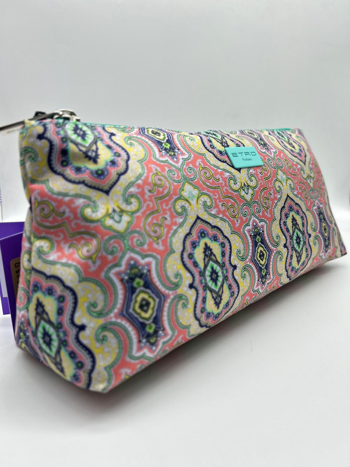 etro, trousse lunga, pochette a mano, Beauty case, Beauty case donna, Beauty case viaggio, Beauty case make-up, Beauty case in pelle, Beauty case trucco, Beauty case tendenze 2025, Beauty case porta trucco, Beauty case da viaggio per uomini, Beauty case con divisori, Beauty case elegante