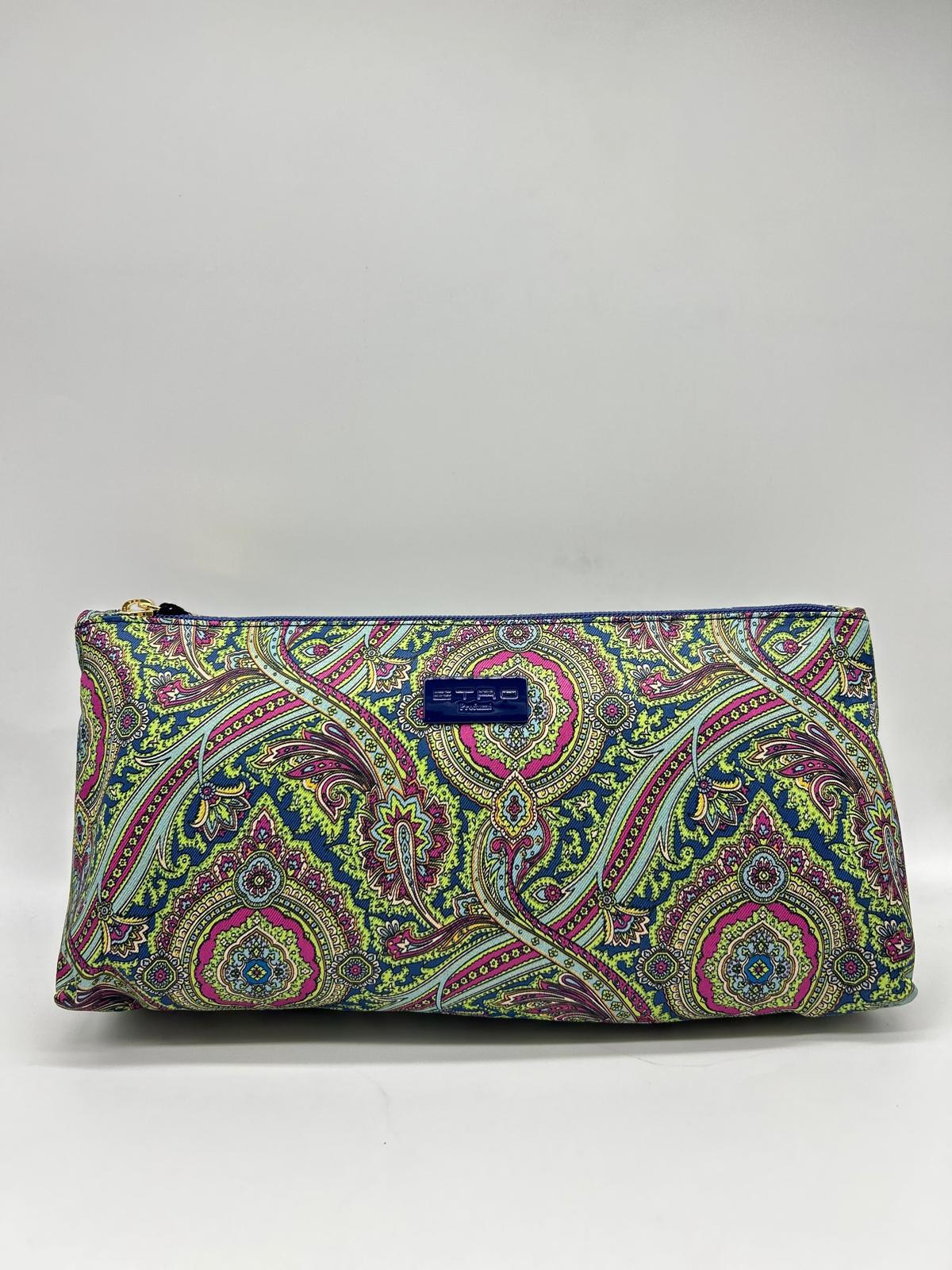 etro, trousse lunga, pochette a mano, Beauty case, Beauty case donna, Beauty case viaggio, Beauty case make-up, Beauty case in pelle, Beauty case trucco, Beauty case tendenze 2025, Beauty case porta trucco, Beauty case da viaggio per uomini, Beauty case con divisori, Beauty case elegante