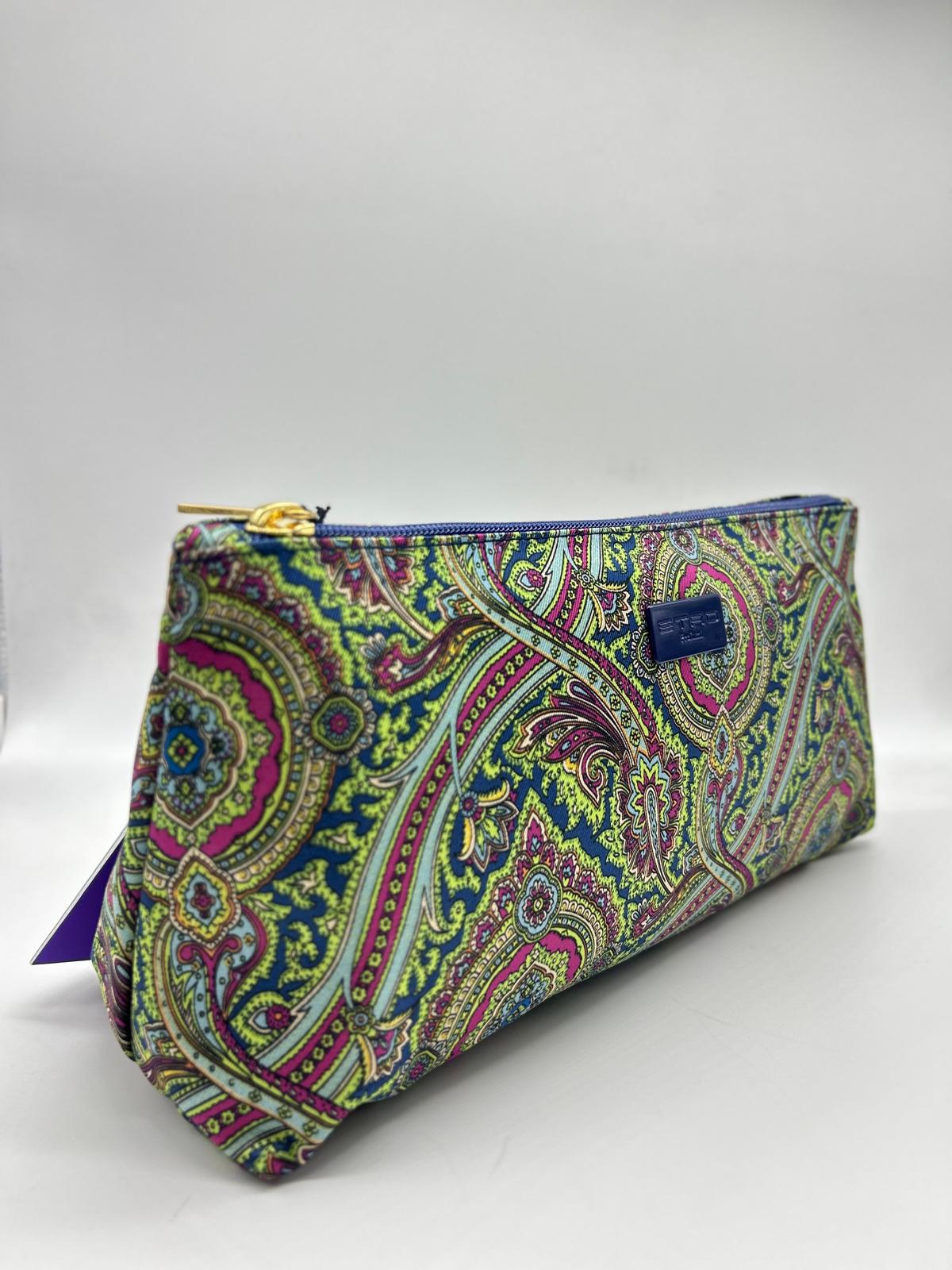 etro, trousse lunga, pochette a mano, Beauty case, Beauty case donna, Beauty case viaggio, Beauty case make-up, Beauty case in pelle, Beauty case trucco, Beauty case tendenze 2025, Beauty case porta trucco, Beauty case da viaggio per uomini, Beauty case con divisori, Beauty case elegante