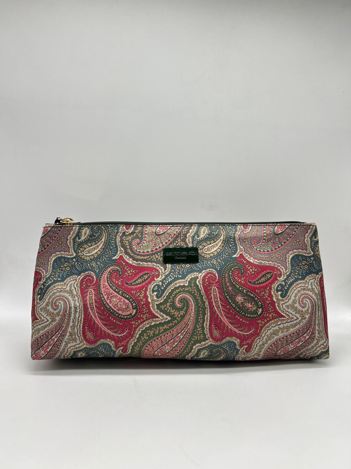 etro, trousse lunga, pochette a mano, Beauty case, Beauty case donna, Beauty case viaggio, Beauty case make-up, Beauty case in pelle, Beauty case trucco, Beauty case tendenze 2025, Beauty case porta trucco, Beauty case da viaggio per uomini, Beauty case con divisori, Beauty case elegante