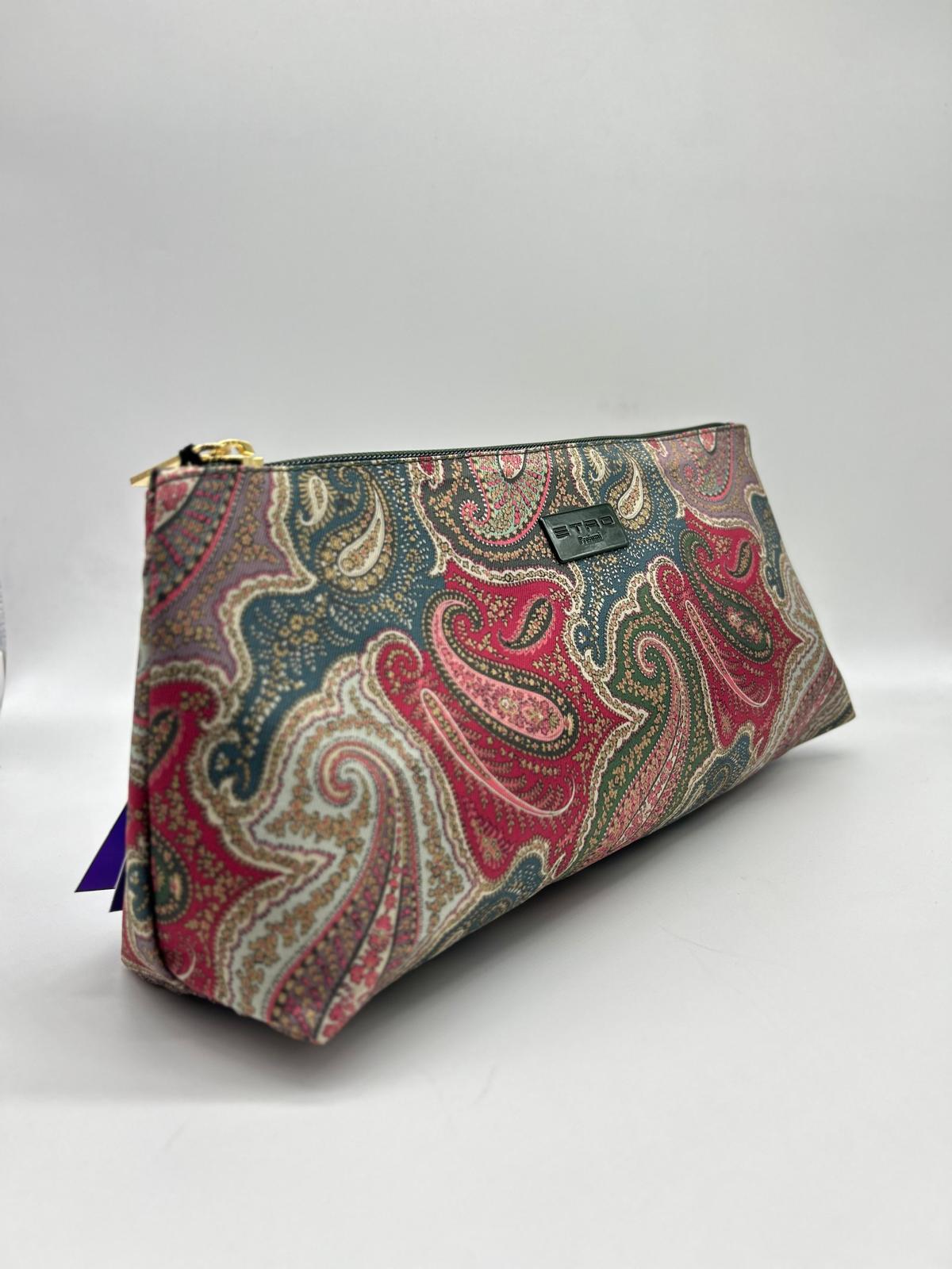 etro, trousse lunga, pochette a mano, Beauty case, Beauty case donna, Beauty case viaggio, Beauty case make-up, Beauty case in pelle, Beauty case trucco, Beauty case tendenze 2025, Beauty case porta trucco, Beauty case da viaggio per uomini, Beauty case con divisori, Beauty case elegante
