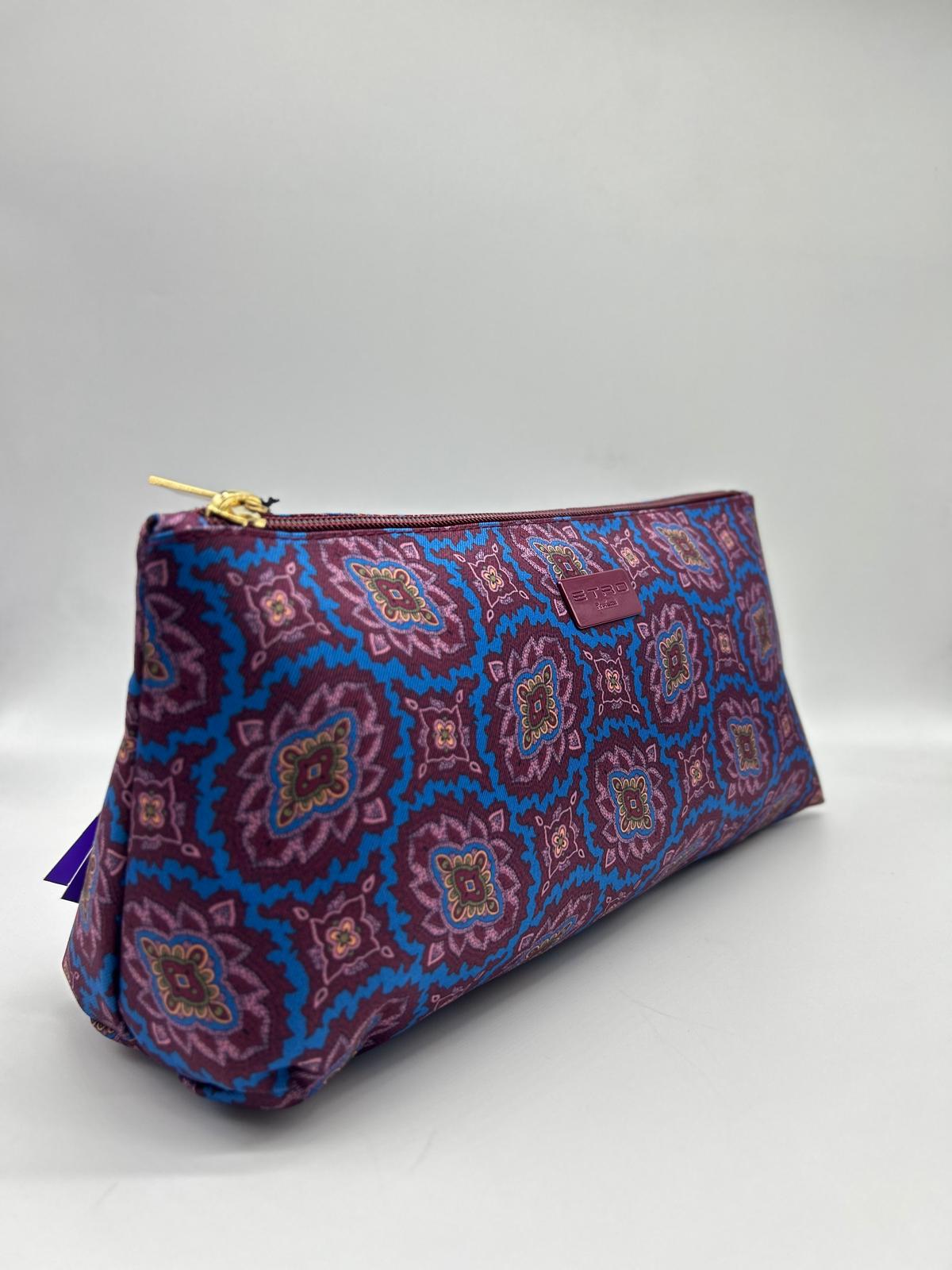 etro, trousse lunga, pochette a mano, Beauty case, Beauty case donna, Beauty case viaggio, Beauty case make-up, Beauty case in pelle, Beauty case trucco, Beauty case tendenze 2025, Beauty case porta trucco, Beauty case da viaggio per uomini, Beauty case con divisori, Beauty case elegante