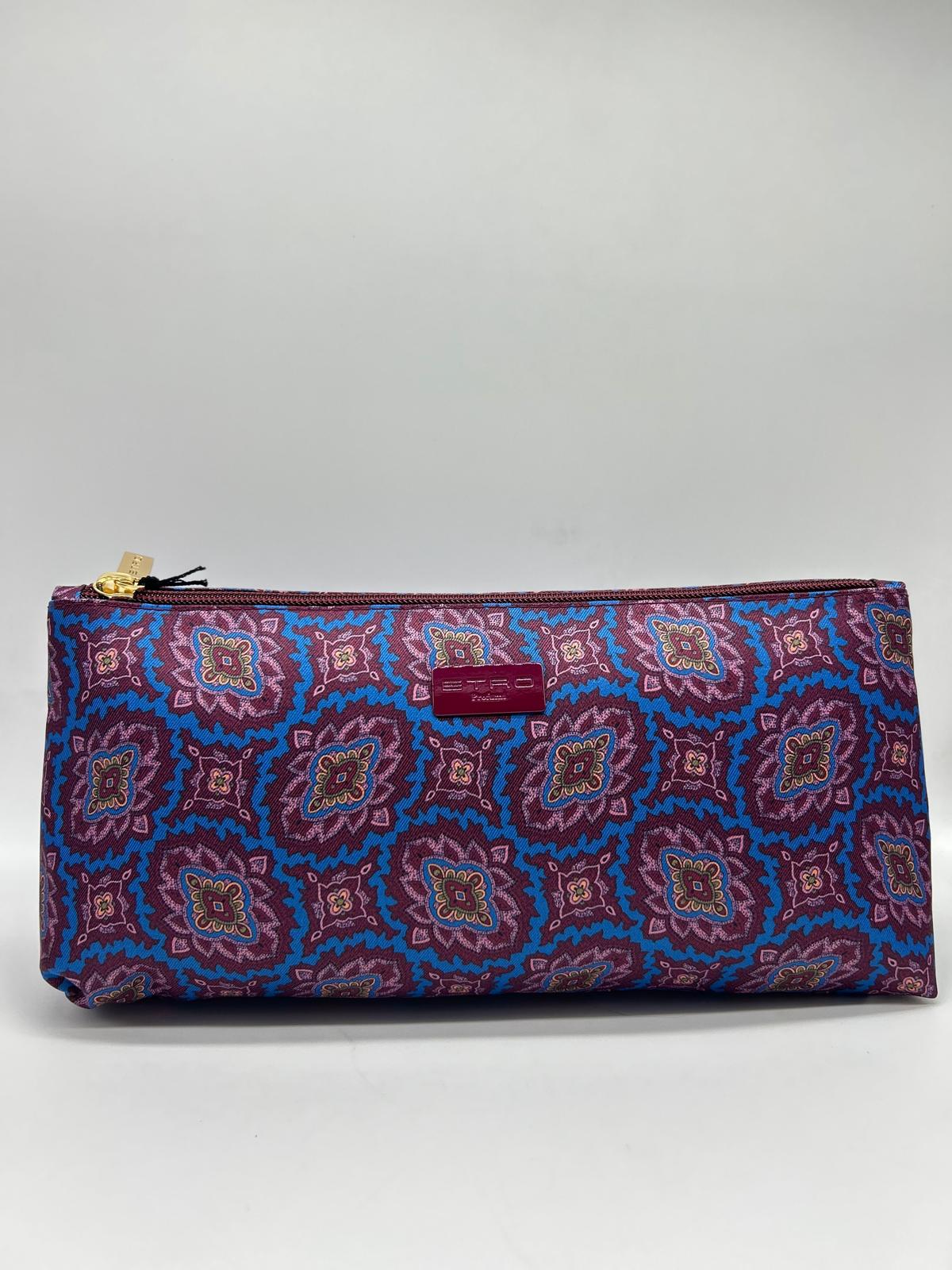 etro, trousse lunga, pochette a mano, Beauty case, Beauty case donna, Beauty case viaggio, Beauty case make-up, Beauty case in pelle, Beauty case trucco, Beauty case tendenze 2025, Beauty case porta trucco, Beauty case da viaggio per uomini, Beauty case con divisori, Beauty case elegante