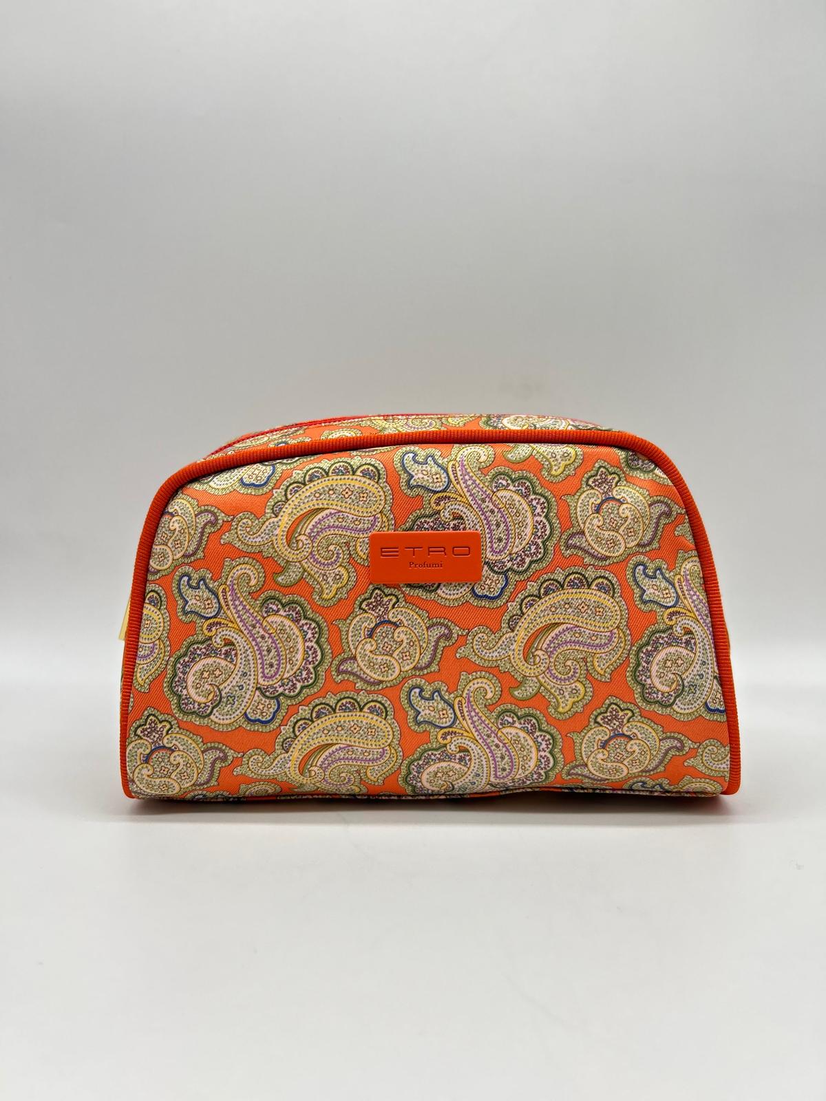 etro, trousse tonda grande, pochette a mano, Beauty case, Beauty case donna, Beauty case viaggio, Beauty case make-up, Beauty case in pelle, Beauty case trucco, Beauty case tendenze 2025, Beauty case porta trucco, Beauty case da viaggio per uomini, Beauty case con divisori, Beauty case elegante