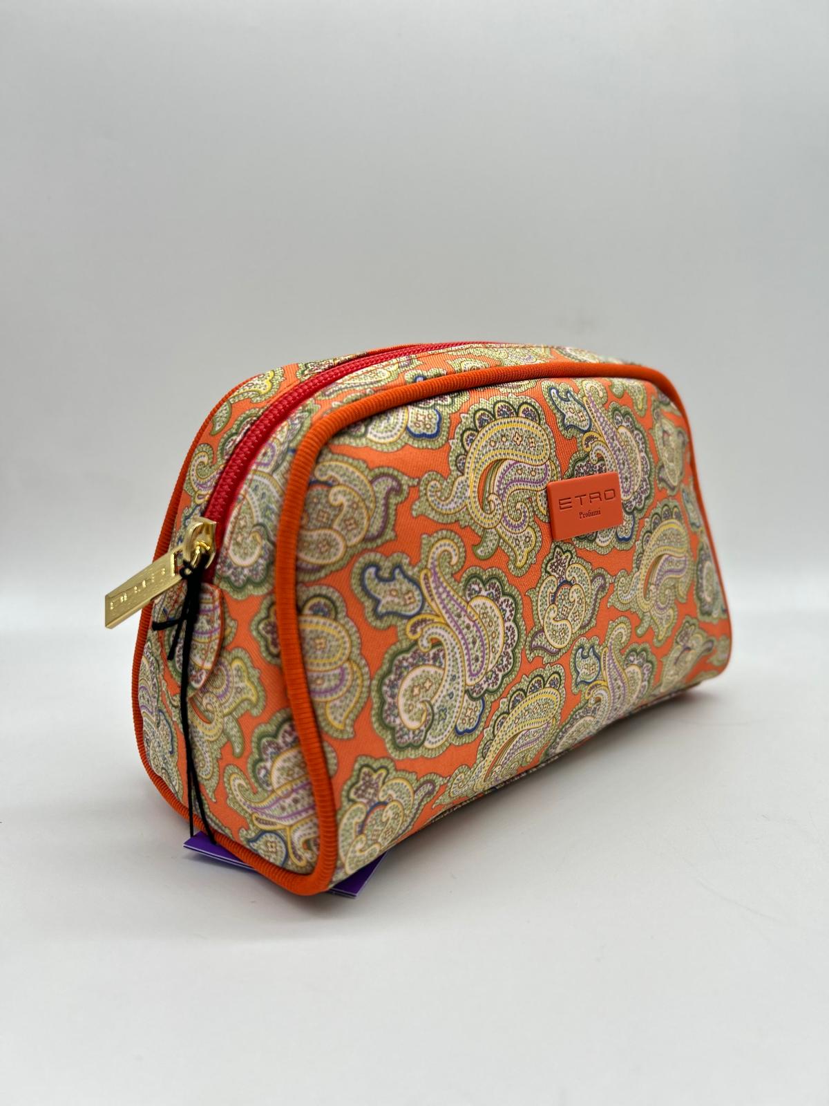etro, trousse tonda grande, pochette a mano, Beauty case, Beauty case donna, Beauty case viaggio, Beauty case make-up, Beauty case in pelle, Beauty case trucco, Beauty case tendenze 2025, Beauty case porta trucco, Beauty case da viaggio per uomini, Beauty case con divisori, Beauty case elegante