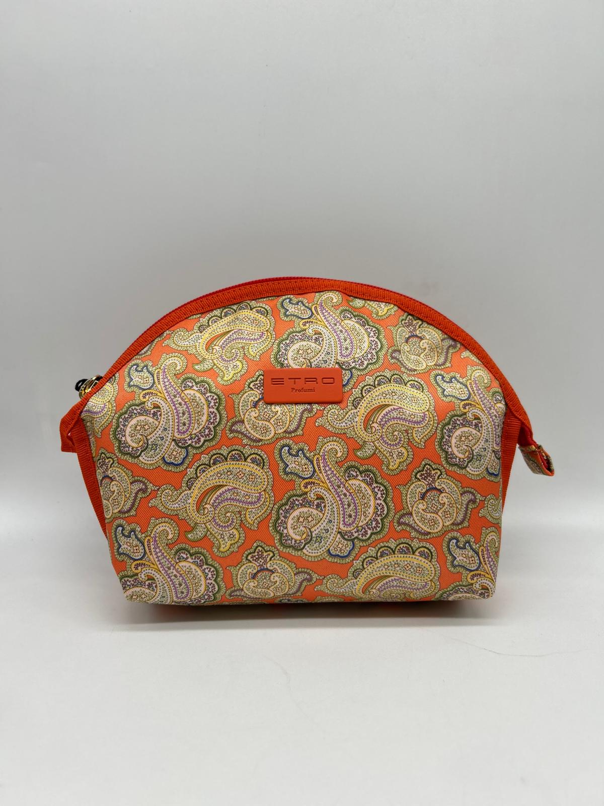 etro, trousse tonda grande, pochette a mano, Beauty case, Beauty case donna, Beauty case viaggio, Beauty case make-up, Beauty case in pelle, Beauty case trucco, Beauty case tendenze 2025, Beauty case porta trucco, Beauty case da viaggio per uomini, Beauty case con divisori, Beauty case elegante