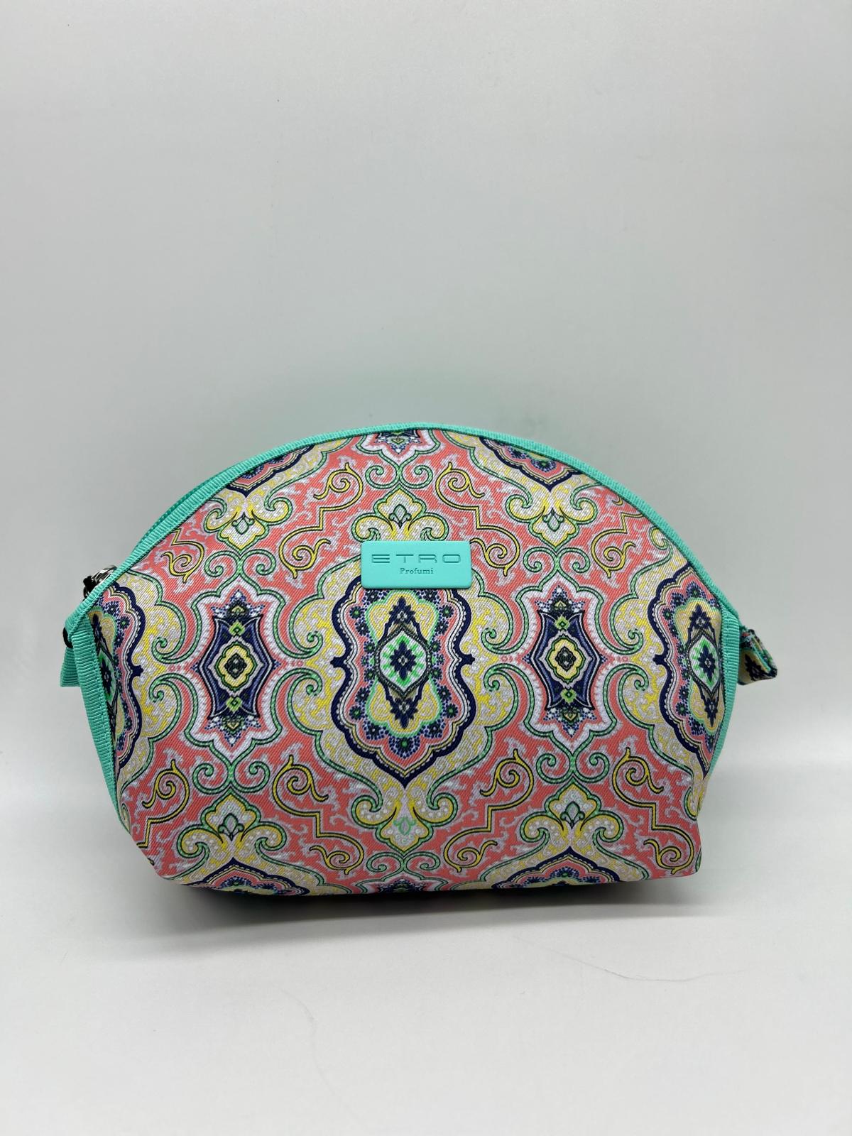 etro, trousse tonda grande, pochette a mano, Beauty case, Beauty case donna, Beauty case viaggio, Beauty case make-up, Beauty case in pelle, Beauty case trucco, Beauty case tendenze 2025, Beauty case porta trucco, Beauty case da viaggio per uomini, Beauty case con divisori, Beauty case elegante