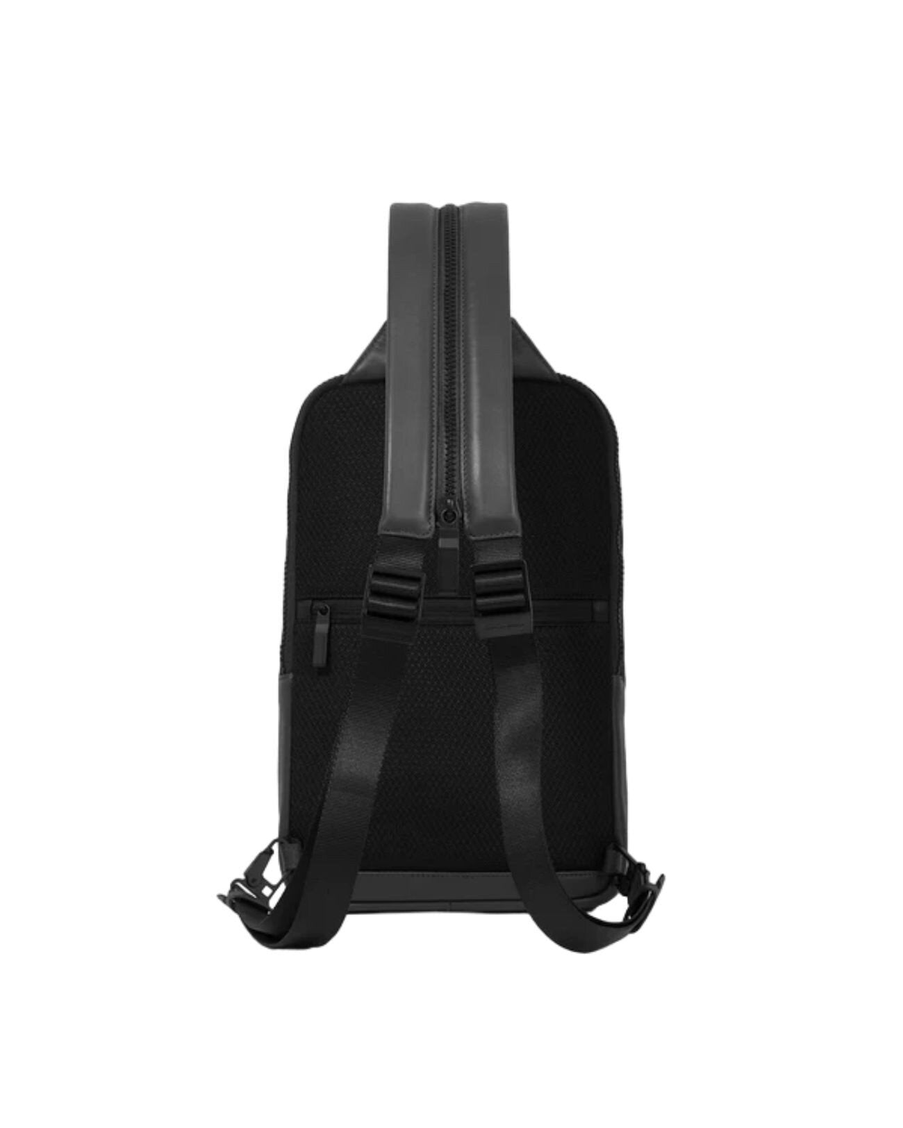 piquadro, monospalla, tracolla piccola, tracolla uomo, Pelletteria uomo, Accessori in pelle uomo, Prodotti in pelle uomo, Pelletteria di lusso uomo, Pelle uomo eleganza, Pelle uomo alta qualità, Accessori uomo in pelle, Borse pelle uomo, Borse tracolla pelle uomo, Pelletteria uomo elegante, Pelletteria uomo casual, Borse pelle uomo da lavoro, Borse pelle uomo da viaggio, Pelletteria uomo per occasioni speciali, Accessori pelle uomo da regalo, Pelle di alta qualità uomo, Pelle morbida uomo, Pelle italiana, P