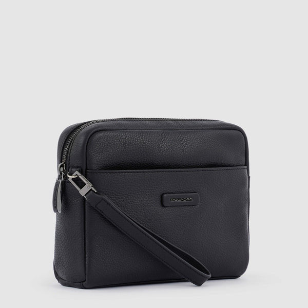 piquadro, pochette con manico rimovibile, pochette a mano, Pelletteria uomo, Accessori in pelle uomo, Prodotti in pelle uomo, Pelletteria di lusso uomo, Pelle uomo eleganza, Pelle uomo alta qualità, Accessori uomo in pelle, Borse pelle uomo, Borse tracolla pelle uomo, Pelletteria uomo elegante, Pelletteria uomo casual, Borse pelle uomo da lavoro, Borse pelle uomo da viaggio, Pelletteria uomo per occasioni speciali, Accessori pelle uomo da regalo, Pelle di alta qualità uomo, Pelle morbida uomo, Pelle italian