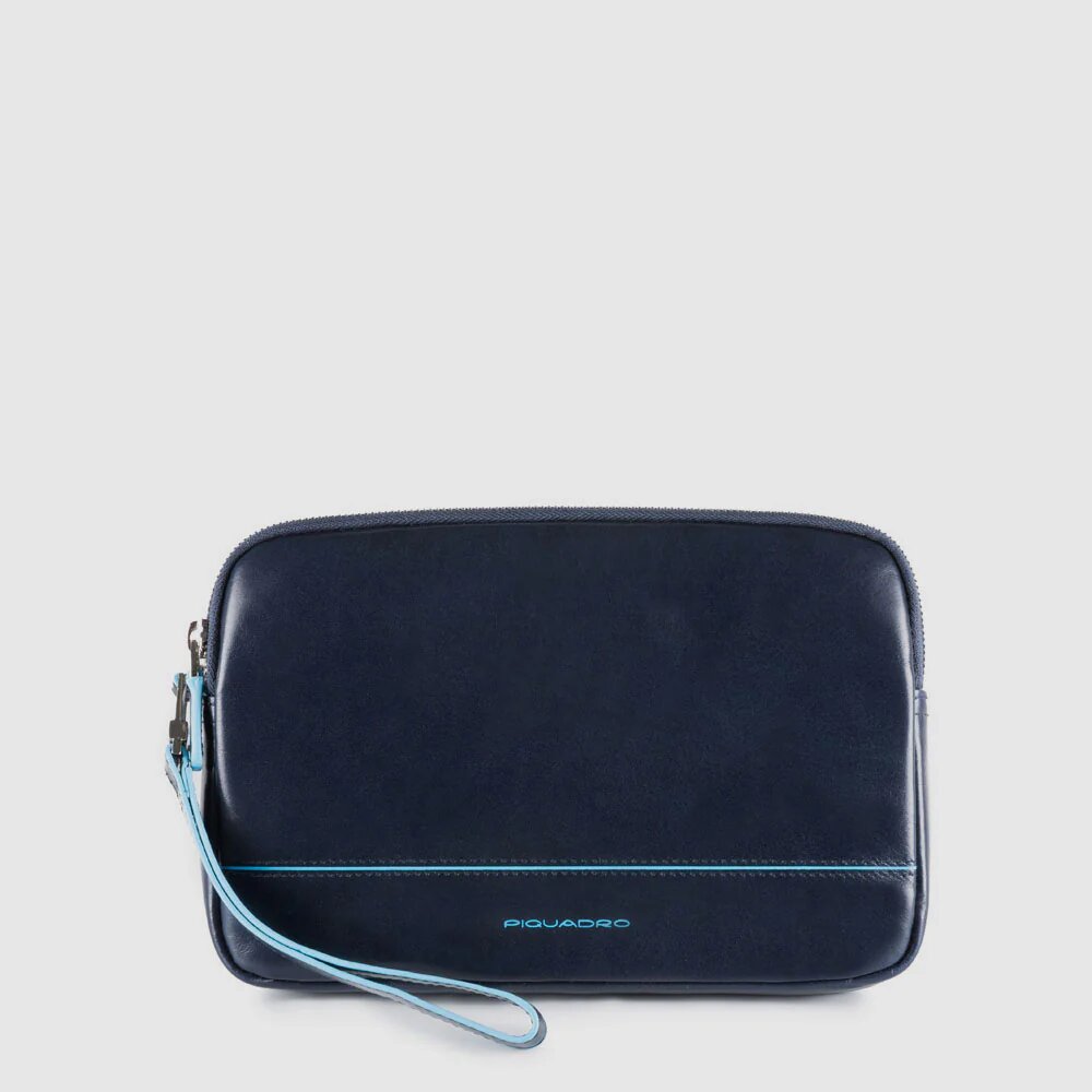 piquadro, pochette con polsiera, pochette a mano, Pelletteria uomo, Accessori in pelle uomo, Prodotti in pelle uomo, Pelletteria di lusso uomo, Pelle uomo eleganza, Pelle uomo alta qualità, Accessori uomo in pelle, Borse pelle uomo, Borse tracolla pelle uomo, Pelletteria uomo elegante, Pelletteria uomo casual, Borse pelle uomo da lavoro, Borse pelle uomo da viaggio, Pelletteria uomo per occasioni speciali, Accessori pelle uomo da regalo, Pelle di alta qualità uomo, Pelle morbida uomo, Pelle italiana, Pellet