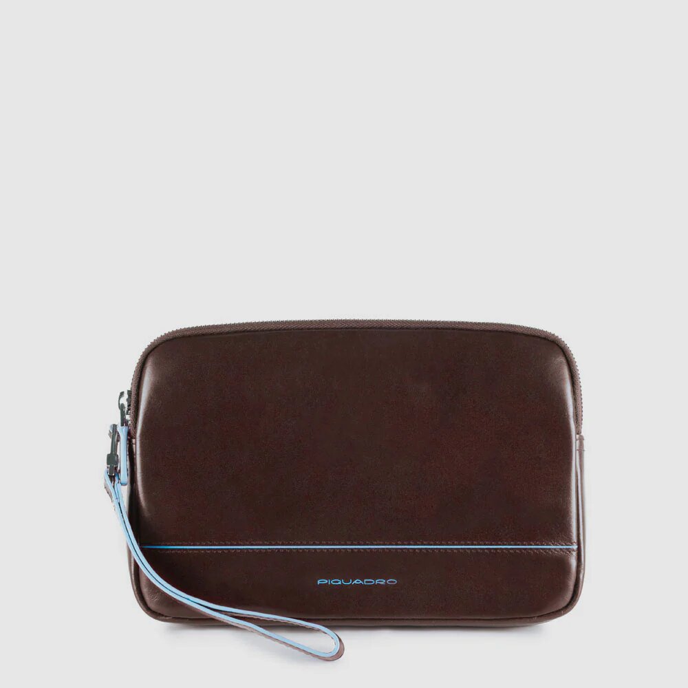 piquadro, pochette con polsiera, pochette a mano, Pelletteria uomo, Accessori in pelle uomo, Prodotti in pelle uomo, Pelletteria di lusso uomo, Pelle uomo eleganza, Pelle uomo alta qualità, Accessori uomo in pelle, Borse pelle uomo, Borse tracolla pelle uomo, Pelletteria uomo elegante, Pelletteria uomo casual, Borse pelle uomo da lavoro, Borse pelle uomo da viaggio, Pelletteria uomo per occasioni speciali, Accessori pelle uomo da regalo, Pelle di alta qualità uomo, Pelle morbida uomo, Pelle italiana, Pellet