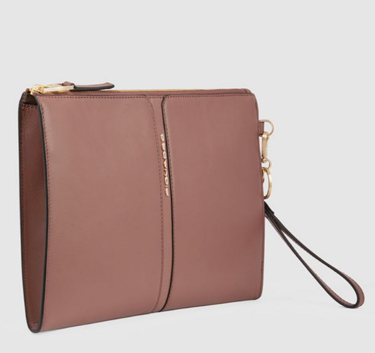 piquadro, pochette piccola, pochette donna, pochette a mano, Pelletteria donna, Accessori in pelle donna, Prodotti in pelle donna, Pelletteria di lusso donna, Pelle donna eleganza, Pelle donna alta qualità, Accessori donna in pelle, Borse pelle donna, Pelletteria donna elegante, Pelletteria donna casual, Borse pelle donna da lavoro, Borse pelle donna da viaggio, Pelletteria donna per occasioni speciali, Accessori pelle donna per regalo, Pelle di alta qualità donna, Pelle morbida donna, Pelle italiana donna,