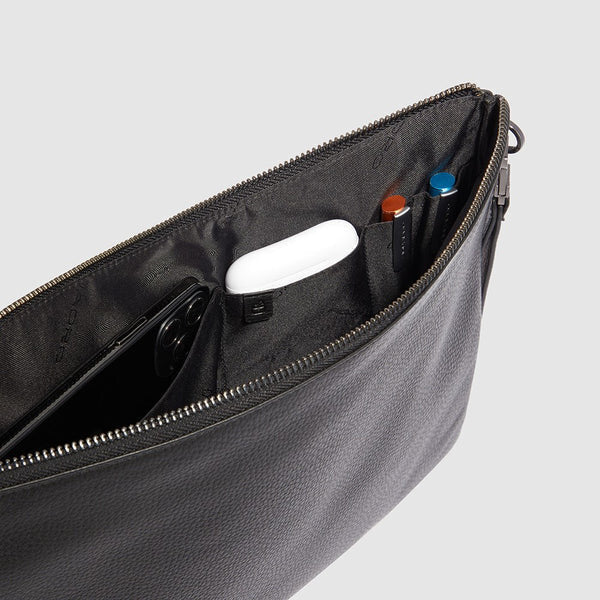 piquadro, pochette, pochette grande, pochette a mano, Pelletteria uomo, Accessori in pelle uomo, Prodotti in pelle uomo, Pelletteria di lusso uomo, Pelle uomo eleganza, Pelle uomo alta qualità, Accessori uomo in pelle, Borse pelle uomo, Borse tracolla pelle uomo, Pelletteria uomo elegante, Pelletteria uomo casual, Borse pelle uomo da lavoro, Borse pelle uomo da viaggio, Pelletteria uomo per occasioni speciali, Accessori pelle uomo da regalo, Pelle di alta qualità uomo, Pelle morbida uomo, Pelle italiana, Pe