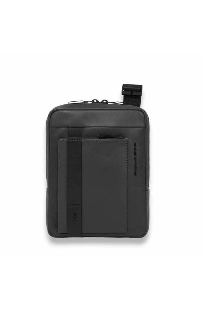 piquadro, tracolla porta mini ipad, tracolla piccola, tracolla uomo, Pelletteria uomo, Accessori in pelle uomo, Prodotti in pelle uomo, Pelletteria di lusso uomo, Pelle uomo eleganza, Pelle uomo alta qualità, Accessori uomo in pelle, Borse pelle uomo, Borse tracolla pelle uomo, Pelletteria uomo elegante, Pelletteria uomo casual, Borse pelle uomo da lavoro, Borse pelle uomo da viaggio, Pelletteria uomo per occasioni speciali, Accessori pelle uomo da regalo, Pelle di alta qualità uomo, Pelle morbida uomo, Pel