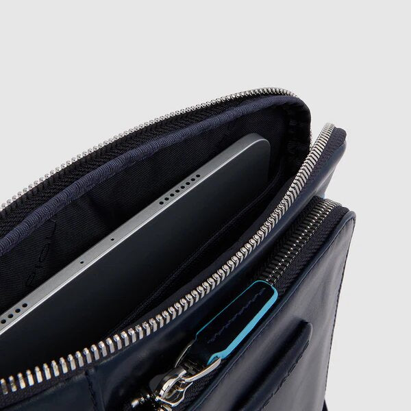 piquadro, tracolla con doppia tasca frontale, tracolla piccola, tracolla uomo, Pelletteria uomo, Accessori in pelle uomo, Prodotti in pelle uomo, Pelletteria di lusso uomo, Pelle uomo eleganza, Pelle uomo alta qualità, Accessori uomo in pelle, Borse pelle uomo, Borse tracolla pelle uomo, Pelletteria uomo elegante, Pelletteria uomo casual, Borse pelle uomo da lavoro, Borse pelle uomo da viaggio, Pelletteria uomo per occasioni speciali, Accessori pelle uomo da regalo, Pelle di alta qualità uomo, Pelle morbida