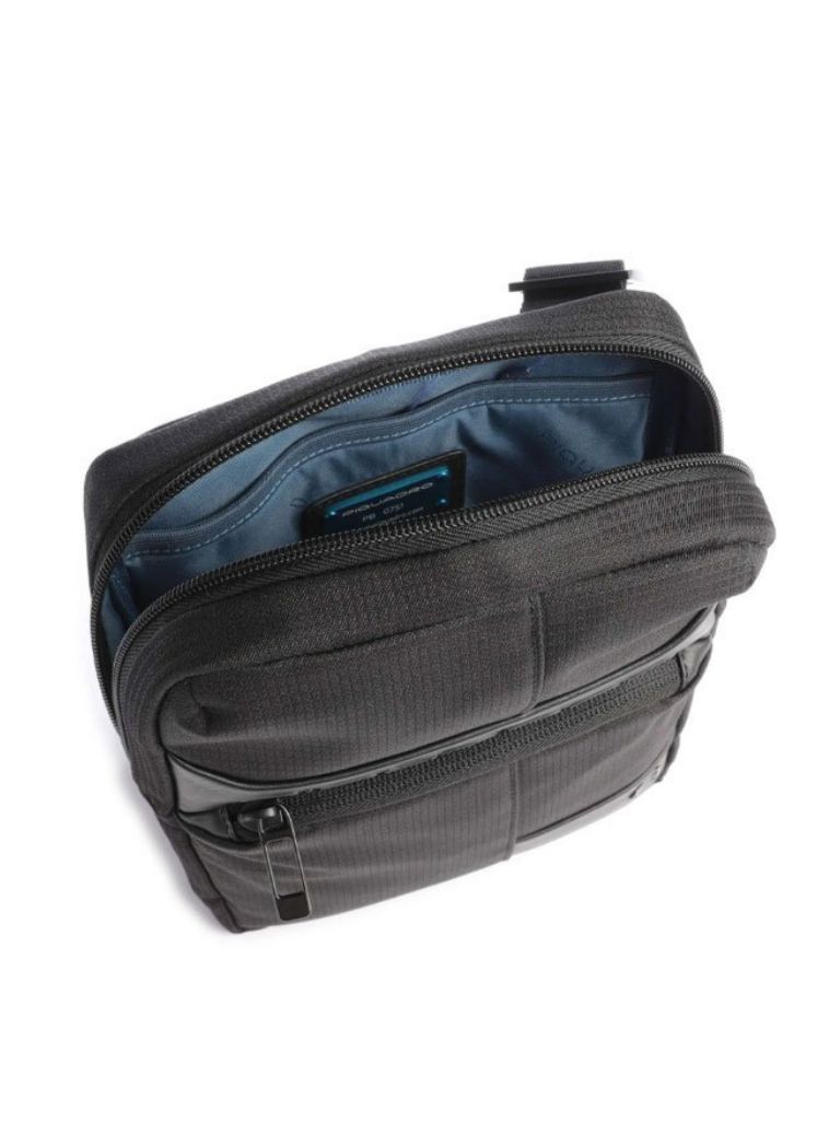 piquadro, tracolla piccola in stoffa, tracolla piccola, tracolla uomo, Pelletteria uomo, Accessori in pelle uomo, Prodotti in pelle uomo, Pelletteria di lusso uomo, Pelle uomo eleganza, Pelle uomo alta qualità, Accessori uomo in pelle, Borse pelle uomo, Borse tracolla pelle uomo, Pelletteria uomo elegante, Pelletteria uomo casual, Borse pelle uomo da lavoro, Borse pelle uomo da viaggio, Pelletteria uomo per occasioni speciali, Accessori pelle uomo da regalo, Pelle di alta qualità uomo, Pelle morbida uomo, P