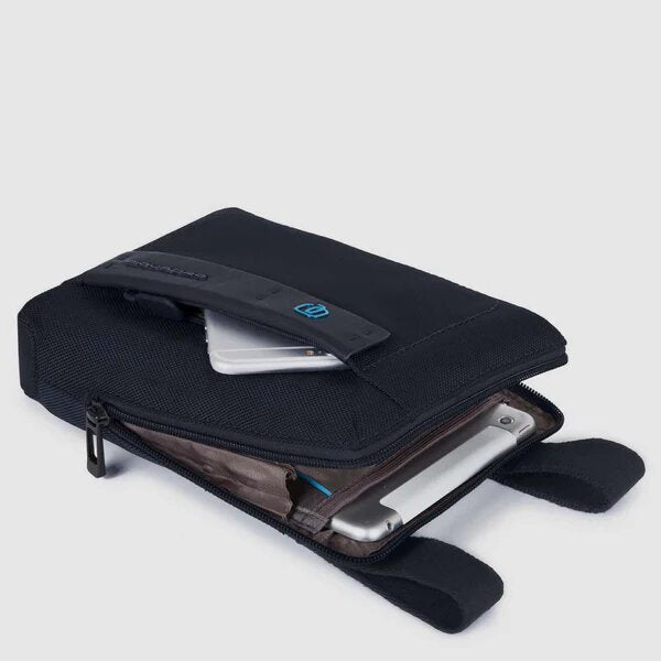 piquadro, tracolla piccola in stoffa, tracolla piccola, tracolla uomo, Pelletteria uomo, Accessori in pelle uomo, Prodotti in pelle uomo, Pelletteria di lusso uomo, Pelle uomo eleganza, Pelle uomo alta qualità, Accessori uomo in pelle, Borse pelle uomo, Borse tracolla pelle uomo, Pelletteria uomo elegante, Pelletteria uomo casual, Borse pelle uomo da lavoro, Borse pelle uomo da viaggio, Pelletteria uomo per occasioni speciali, Accessori pelle uomo da regalo, Pelle di alta qualità uomo, Pelle morbida uomo, P