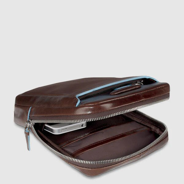 piquadro, tracolla piccola , tracolla uomo, Pelletteria uomo, Accessori in pelle uomo, Prodotti in pelle uomo, Pelletteria di lusso uomo, Pelle uomo eleganza, Pelle uomo alta qualità, Accessori uomo in pelle, Borse pelle uomo, Borse tracolla pelle uomo, Pelletteria uomo elegante, Pelletteria uomo casual, Borse pelle uomo da lavoro, Borse pelle uomo da viaggio, Pelletteria uomo per occasioni speciali, Accessori pelle uomo da regalo, Pelle di alta qualità uomo, Pelle morbida uomo, Pelle italiana, Pelletteria