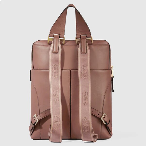 piquadro, zainetto porta pc, zainetto porta ipad, zainetto da lavoro, ziano donna, Pelletteria donna, Accessori in pelle donna, Prodotti in pelle donna, Pelletteria di lusso donna, Pelle donna eleganza, Pelle donna alta qualità, Accessori donna in pelle, Borse pelle donna, Zaini pelle donna,  Pelletteria donna elegante, Pelletteria donna casual, Borse pelle donna da lavoro, Borse pelle donna da viaggio, Pelletteria donna per occasioni speciali, Accessori pelle donna per regalo, Pelle di alta qualità donna,