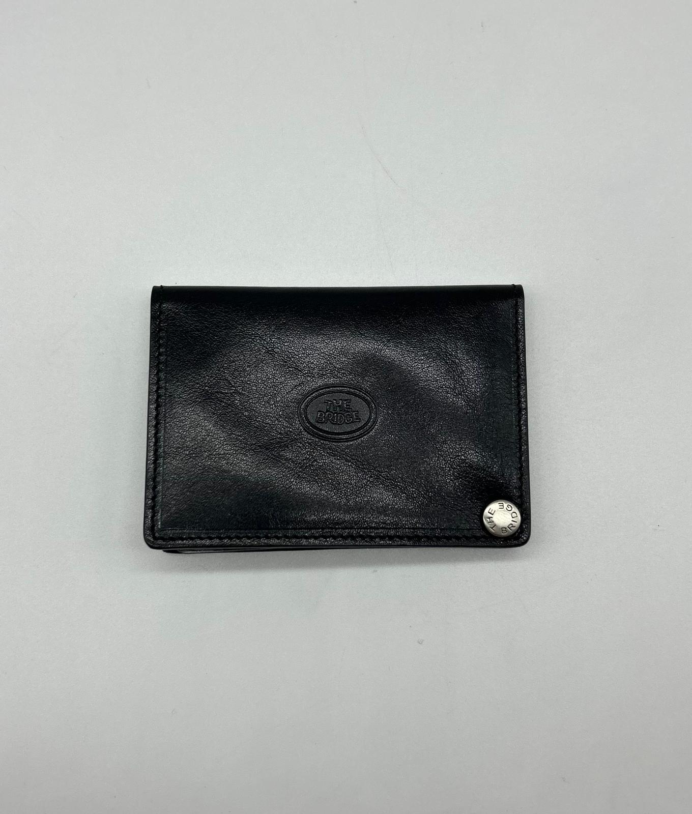 Pelletteria uomo The Bridge, Accessori in pelle uomo, Prodotti in pelle uomo, Pelletteria di lusso uomo, Pelle uomo eleganza, Pelle uomo alta qualità, Accessori uomo in pelle, Borse pelle uomo, Portafogli pelle uomo, Zaini pelle uomo, Portachiavi in pelle uomo, Porta carte di Credito, Borse tracolla pelle uomo, Valigie pelle uomo, Pelletteria uomo elegante, Pelletteria uomo casual, Borse pelle uomo da lavoro, Borse pelle uomo da viaggio, Pelletteria uomo per occasioni speciali, Accessori pelle uomo da regal