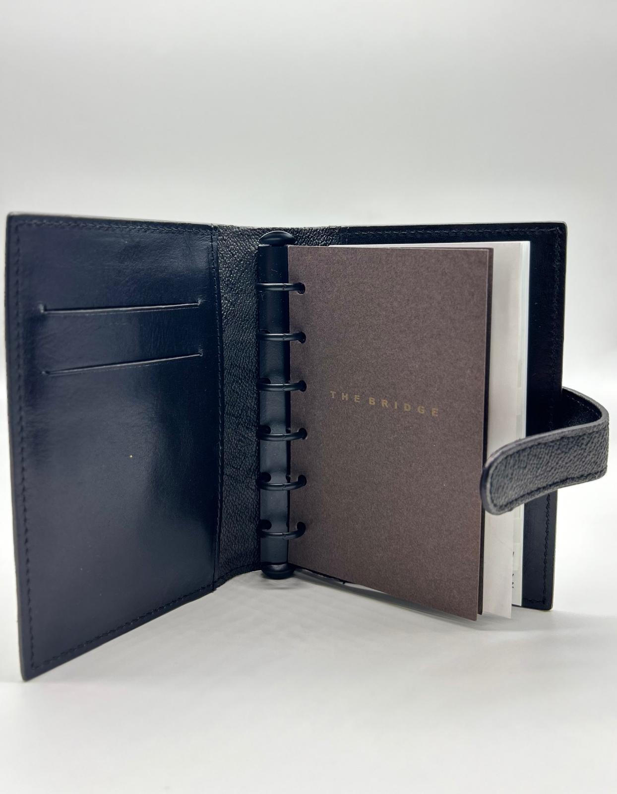the bridge, agenda piccola, agenda in pelle, Pelletteria uomo donna, Accessori in pelle uomo donna , Prodotti in pelle uomo donna, Pelletteria di lusso uomo donna, Pelle uomo donna eleganza, Pelle uomo donna alta qualità, Accessori uomo donna in pelle,  Pelletteria uomo donna elegante, Pelletteria uomo donna casual