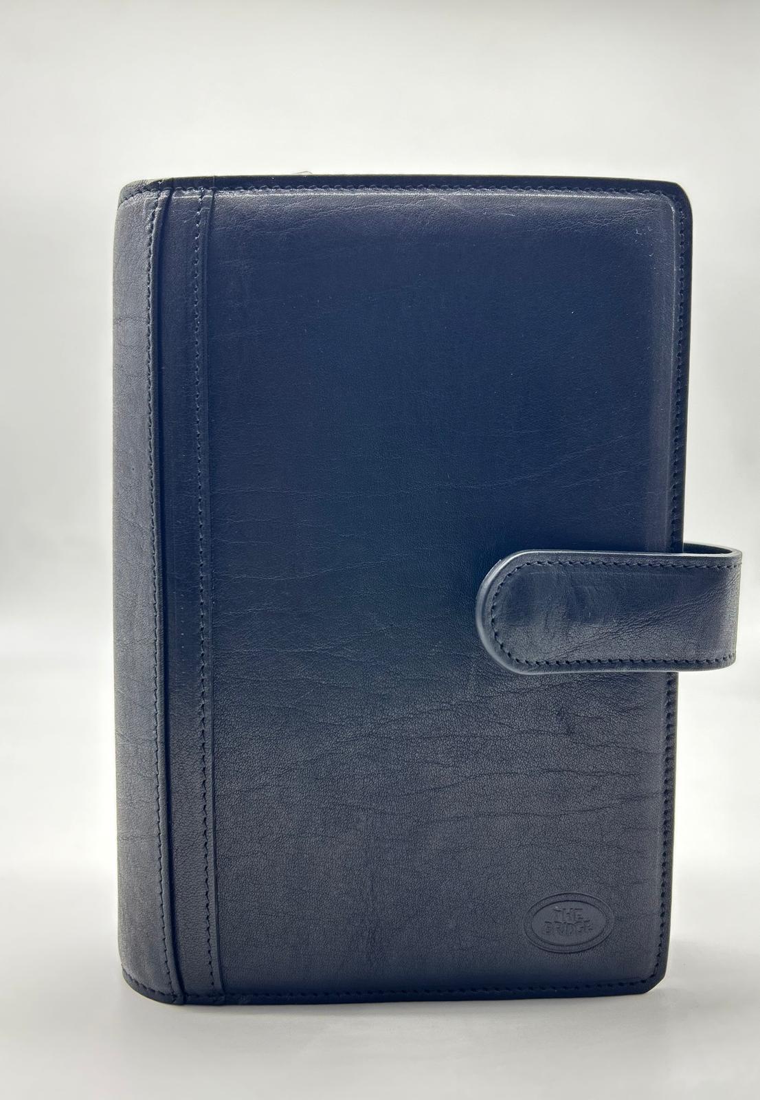 the bridge, porta agenda, agenda in pelle, Pelletteria uomo donna, Accessori in pelle uomo donna , Prodotti in pelle uomo donna, Pelletteria di lusso uomo donna, Pelle uomo donna eleganza, Pelle uomo donna alta qualità, Accessori uomo donna in pelle,  Pelletteria uomo donna elegante, Pelletteria uomo donna casual