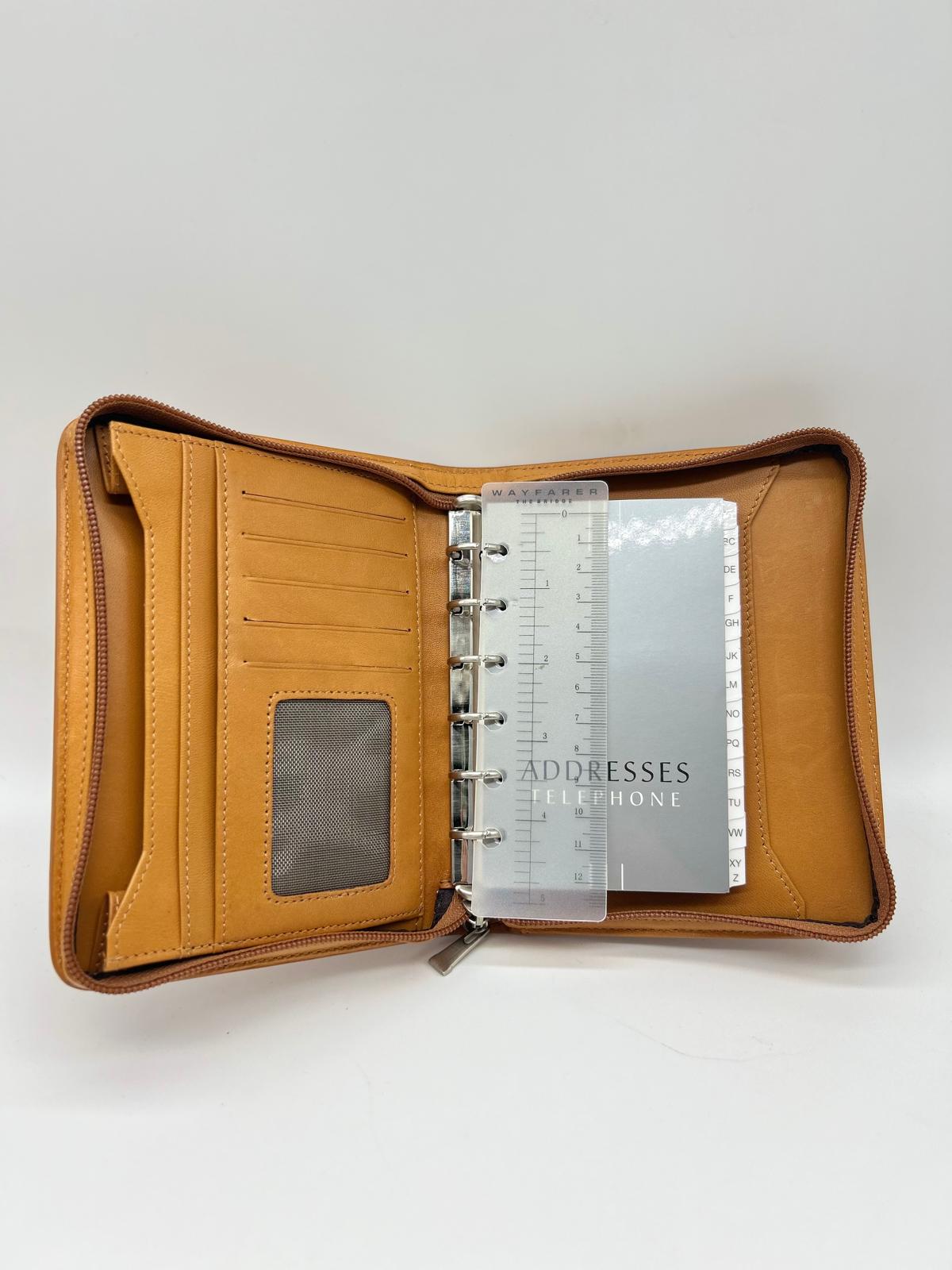 the bridge wayfarer, porta agenda piccola, agenda in pelle, Pelletteria uomo donna, Accessori in pelle uomo donna , Prodotti in pelle uomo donna, Pelletteria di lusso uomo donna, Pelle uomo donna eleganza, Pelle uomo donna alta qualità, Accessori uomo donna in pelle,  Pelletteria uomo donna elegante, Pelletteria uomo donna casual