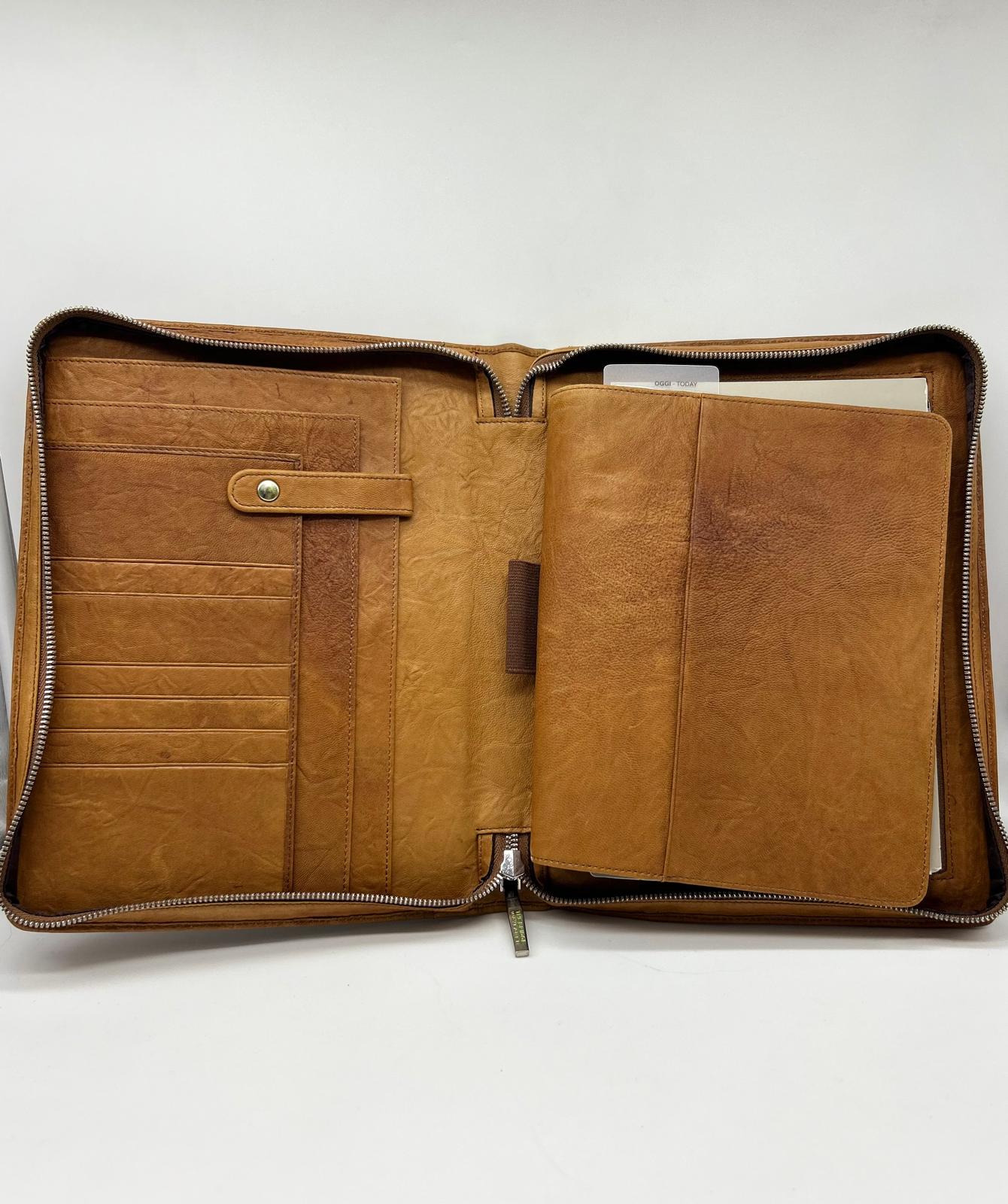 the bridge wayfarer, porta agenda grande, agenda in pelle, Pelletteria uomo donna, Accessori in pelle uomo donna , Prodotti in pelle uomo donna, Pelletteria di lusso uomo donna, Pelle uomo donna eleganza, Pelle uomo donna alta qualità, Accessori uomo donna in pelle,  Pelletteria uomo donna elegante, Pelletteria uomo donna casual