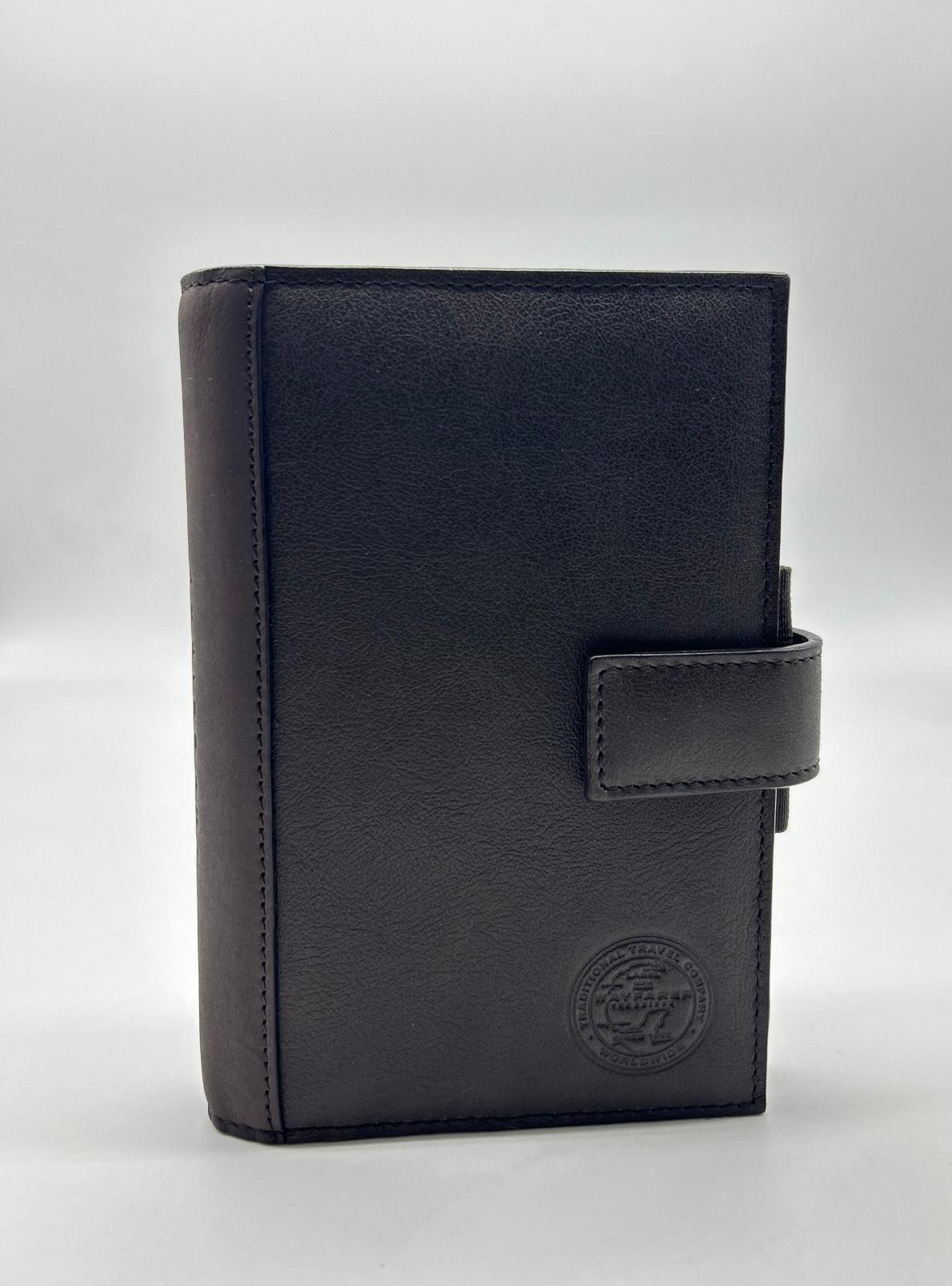 the bridge wayfarer, agenda piccola, agenda in pelle, Pelletteria uomo donna, Accessori in pelle uomo donna , Prodotti in pelle uomo donna, Pelletteria di lusso uomo donna, Pelle uomo donna eleganza, Pelle uomo donna alta qualità, Accessori uomo donna in pelle,  Pelletteria uomo donna elegante, Pelletteria uomo donna casual