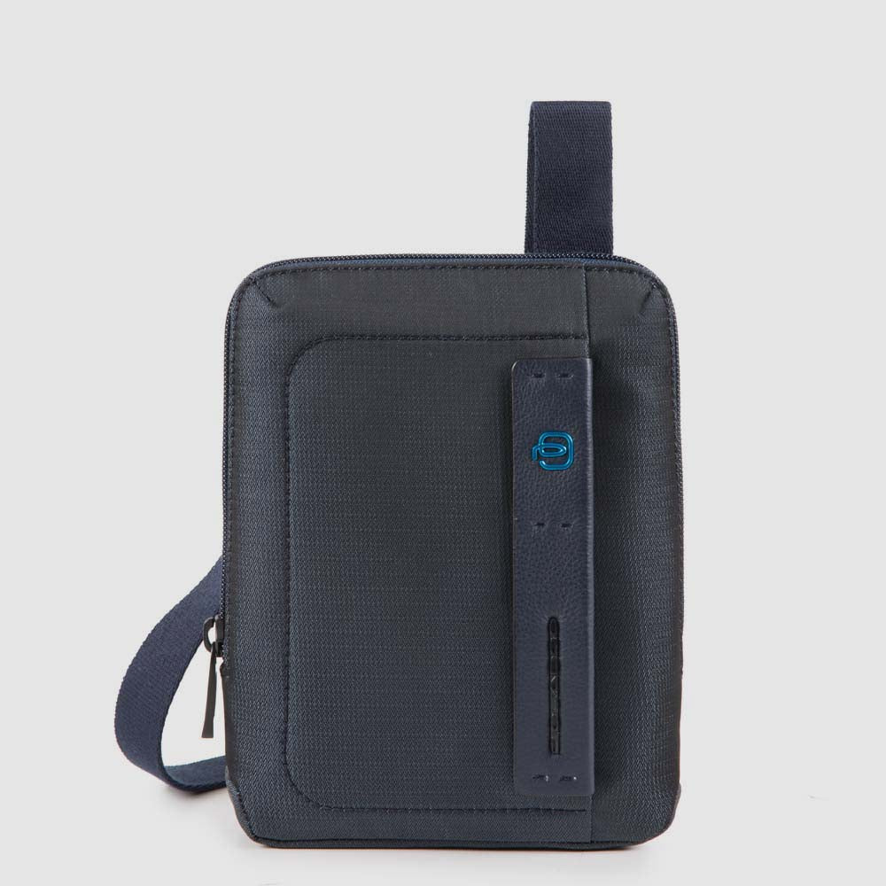 piquadro, tracolla piccola in stoffa, tracolla piccola, tracolla uomo, Pelletteria uomo, Accessori in pelle uomo, Prodotti in pelle uomo, Pelletteria di lusso uomo, Pelle uomo eleganza, Pelle uomo alta qualità, Accessori uomo in pelle, Borse pelle uomo, Borse tracolla pelle uomo, Pelletteria uomo elegante, Pelletteria uomo casual, Borse pelle uomo da lavoro, Borse pelle uomo da viaggio, Pelletteria uomo per occasioni speciali, Accessori pelle uomo da regalo, Pelle di alta qualità uomo, Pelle morbida uomo, P