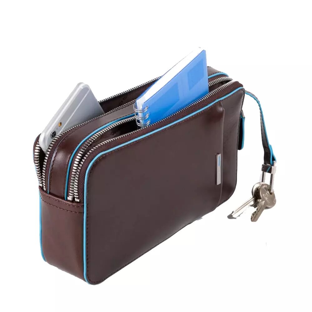 piquadro, pochette con tasca frontale, pochette a mano, Pelletteria uomo, Accessori in pelle uomo, Prodotti in pelle uomo, Pelletteria di lusso uomo, Pelle uomo eleganza, Pelle uomo alta qualità, Accessori uomo in pelle, Borse pelle uomo, Borse tracolla pelle uomo, Pelletteria uomo elegante, Pelletteria uomo casual, Borse pelle uomo da lavoro, Borse pelle uomo da viaggio, Pelletteria uomo per occasioni speciali, Accessori pelle uomo da regalo, Pelle di alta qualità uomo, Pelle morbida uomo, Pelle italiana, 