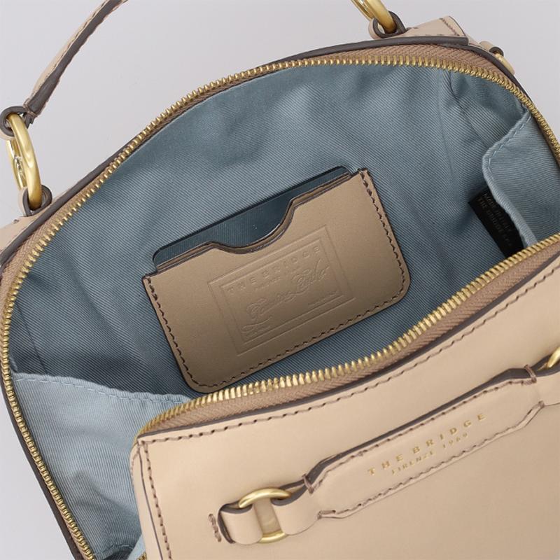 Pelletteria donna, Accessori in pelle donna, Prodotti in pelle donna, Pelletteria di lusso donna, Pelle donna eleganza, Pelle donna alta qualità, Accessori donna in pelle, Borse pelle donna, Portafogli pelle donna, Zaini pelle donna, Portachiavi in pelle donna, Porta carte di credito donna, Borse tracolla pelle donna, Valigie pelle donna, Pelletteria donna elegante, Pelletteria donna casual, Borse pelle donna da lavoro, Borse pelle donna da viaggio, Pelletteria donna per occasioni speciali, Accessori pelle 