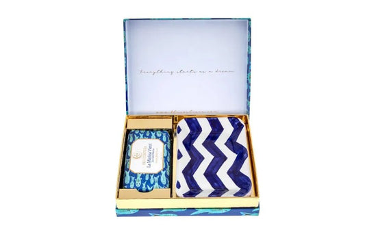 blu costiera, box la marina, Set di saponi artigianali, Set di saponi naturali, Set di saponi profumati, Set di saponi biologici, Confezione regalo saponi, Set di saponi per il corpo, Set di saponi per le mani, Kit saponi esfolianti, Set di saponi idratanti, Set di saponi regalo, Set di saponi per Natale, Set di saponi per San Valentino, Set di saponi per la festa della mamma, Set di saponi per ospiti, Set di saponi ecologici, Set di saponi vegani, Set di saponi fatti a mano