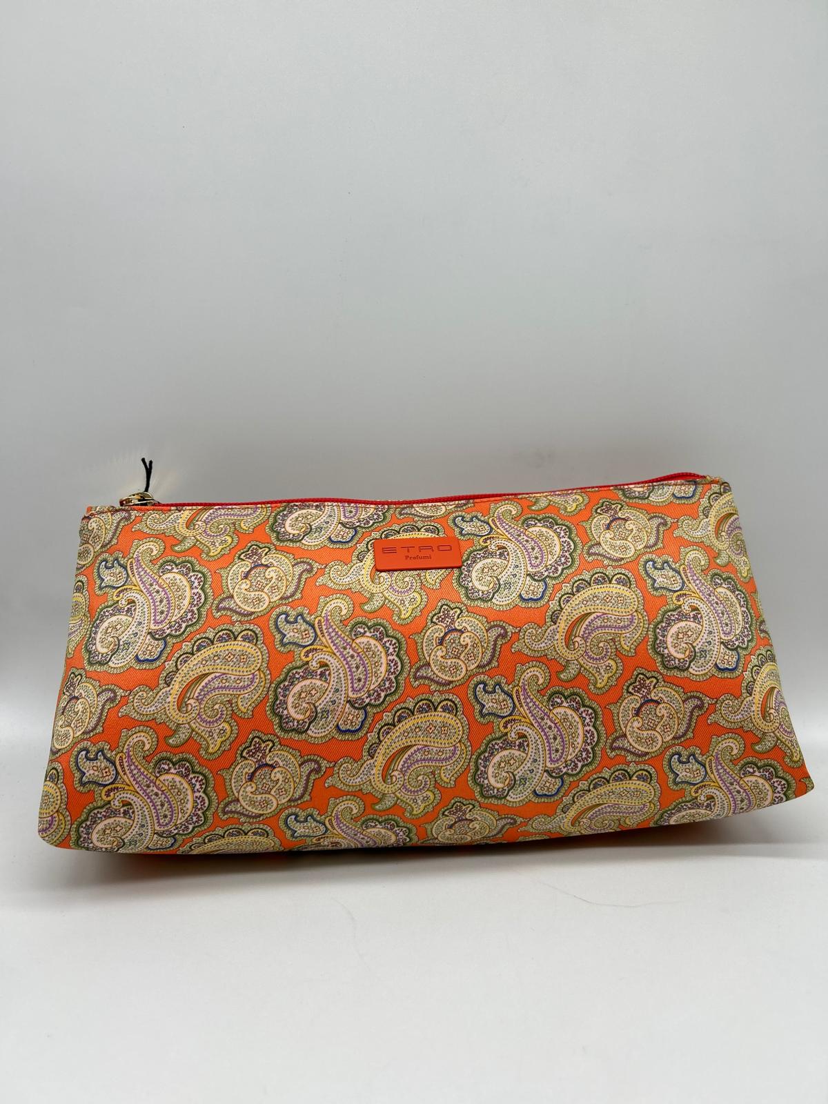 etro, trousse lunga, pochette a mano, Beauty case, Beauty case donna,  Beauty case viaggio, Beauty case make-up, Beauty case in pelle,  Beauty case trucco, Beauty case tendenze 2025,  Beauty case porta trucco, Beauty case da viaggio per uomini, Beauty case con divisori, Beauty case elegante