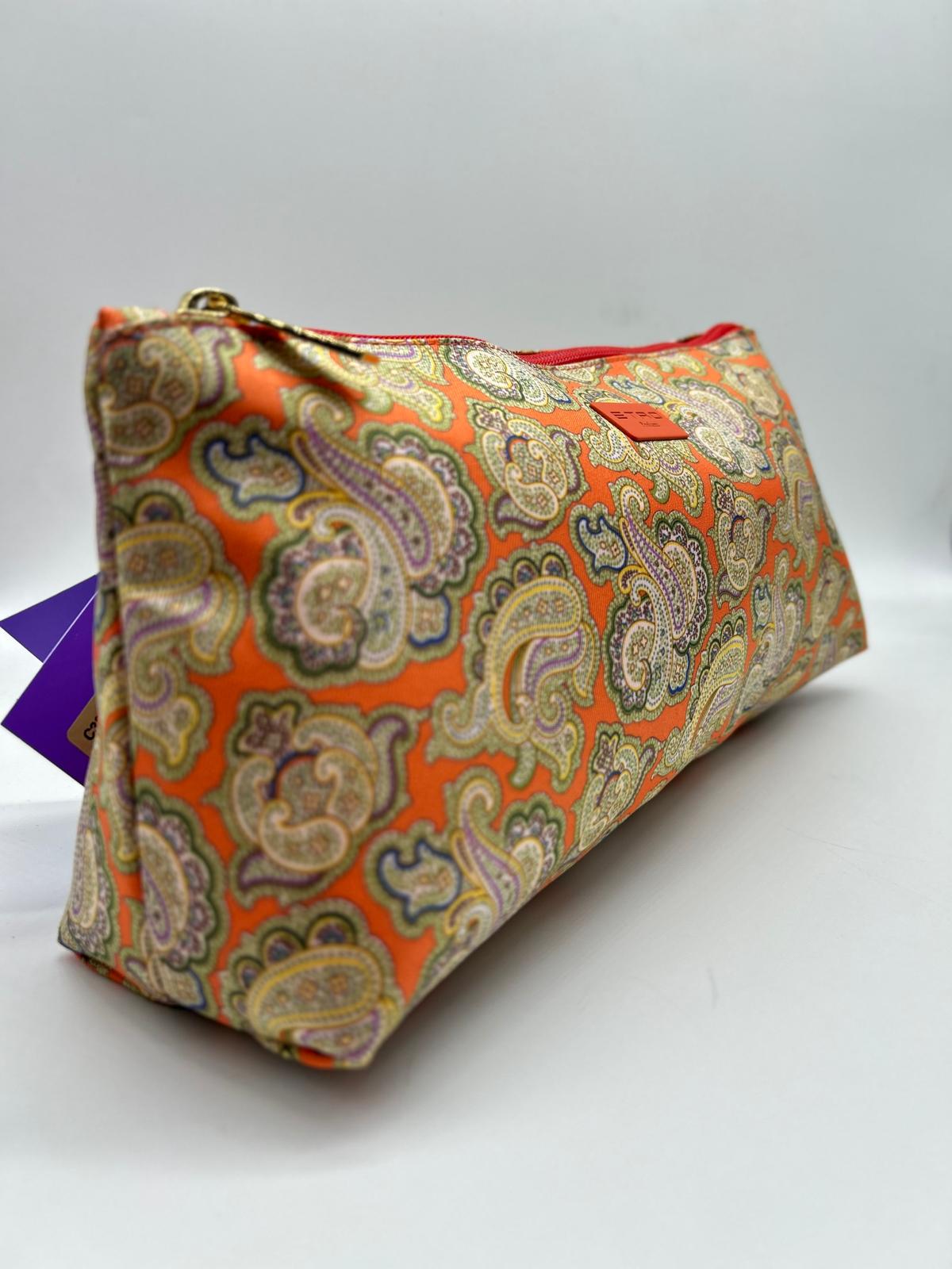 etro, trousse lunga, pochette a mano, Beauty case, Beauty case donna,  Beauty case viaggio, Beauty case make-up, Beauty case in pelle,  Beauty case trucco, Beauty case tendenze 2025,  Beauty case porta trucco, Beauty case da viaggio per uomini, Beauty case con divisori, Beauty case elegante