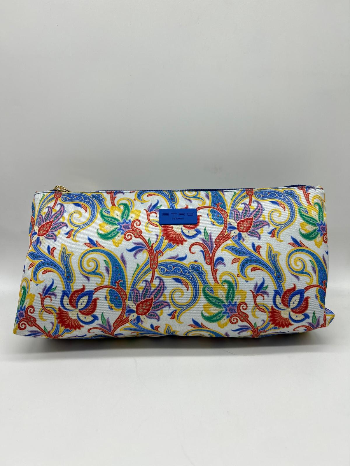 etro, trousse lunga, pochette a mano, Beauty case, Beauty case donna,  Beauty case viaggio, Beauty case make-up, Beauty case in pelle,  Beauty case trucco, Beauty case tendenze 2025,  Beauty case porta trucco, Beauty case da viaggio per uomini, Beauty case con divisori, Beauty case elegante