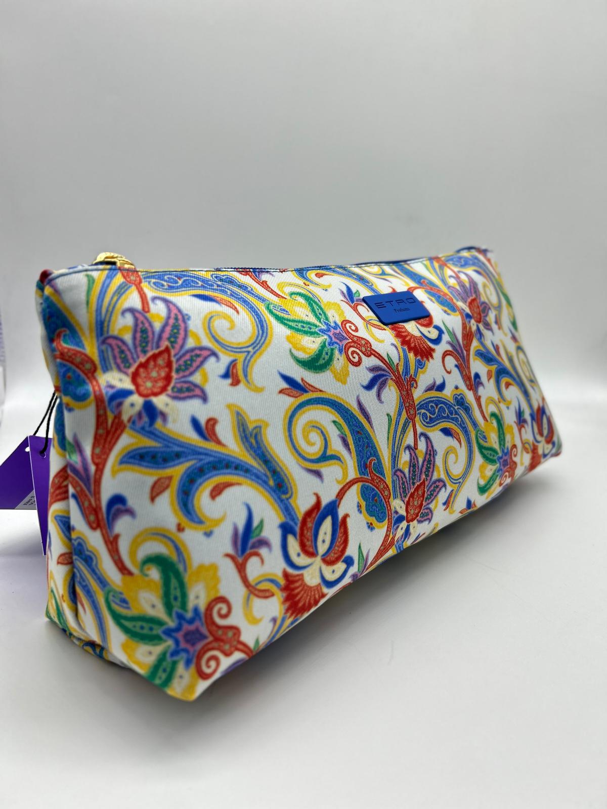 etro, trousse lunga, pochette a mano, Beauty case, Beauty case donna,  Beauty case viaggio, Beauty case make-up, Beauty case in pelle,  Beauty case trucco, Beauty case tendenze 2025,  Beauty case porta trucco, Beauty case da viaggio per uomini, Beauty case con divisori, Beauty case elegante
