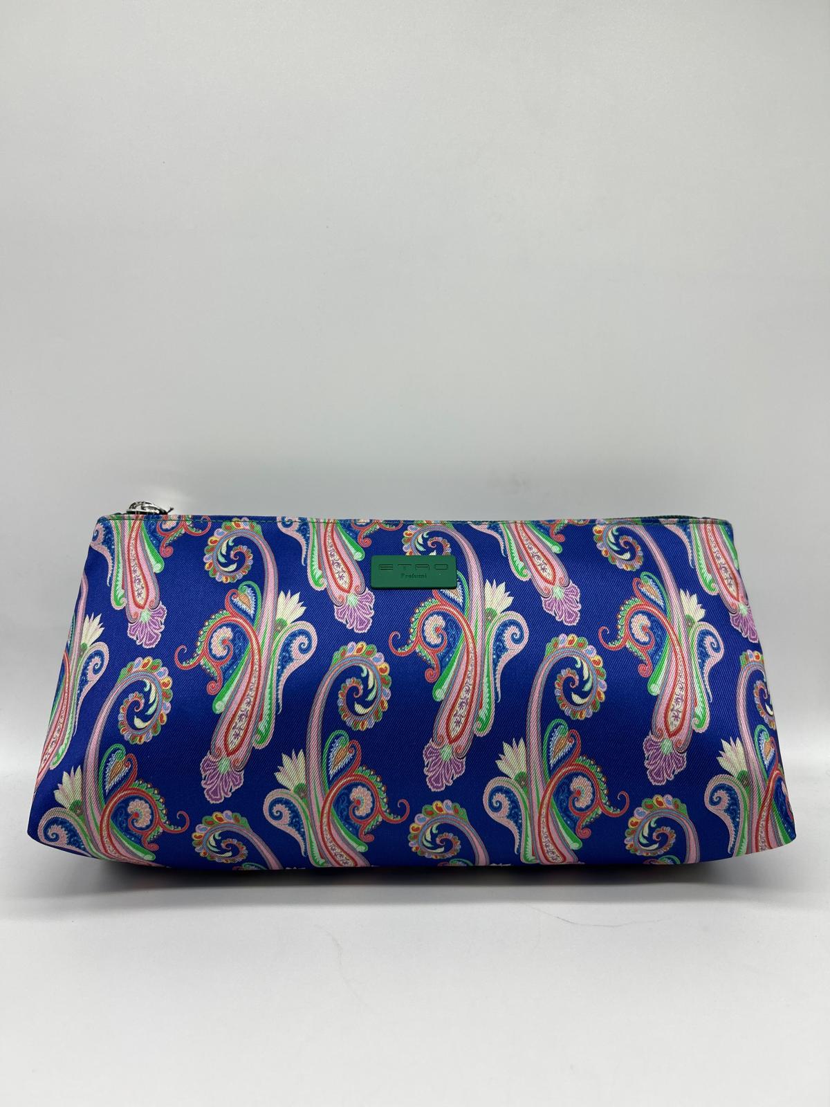 etro, trousse lunga, pochette a mano, Beauty case, Beauty case donna,  Beauty case viaggio, Beauty case make-up, Beauty case in pelle,  Beauty case trucco, Beauty case tendenze 2025,  Beauty case porta trucco, Beauty case da viaggio per uomini, Beauty case con divisori, Beauty case elegante