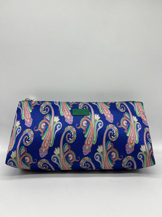 etro, trousse lunga, pochette a mano, Beauty case, Beauty case donna,  Beauty case viaggio, Beauty case make-up, Beauty case in pelle,  Beauty case trucco, Beauty case tendenze 2025,  Beauty case porta trucco, Beauty case da viaggio per uomini, Beauty case con divisori, Beauty case elegante