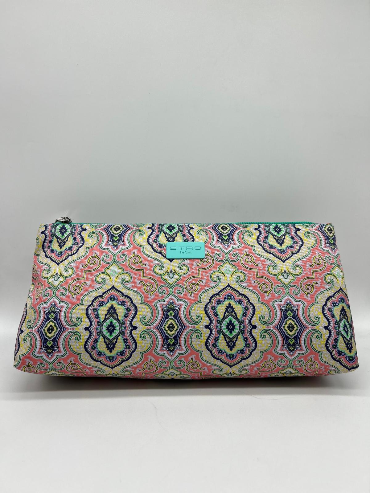 etro, trousse lunga, pochette a mano, Beauty case, Beauty case donna,  Beauty case viaggio, Beauty case make-up, Beauty case in pelle,  Beauty case trucco, Beauty case tendenze 2025,  Beauty case porta trucco, Beauty case da viaggio per uomini, Beauty case con divisori, Beauty case elegante