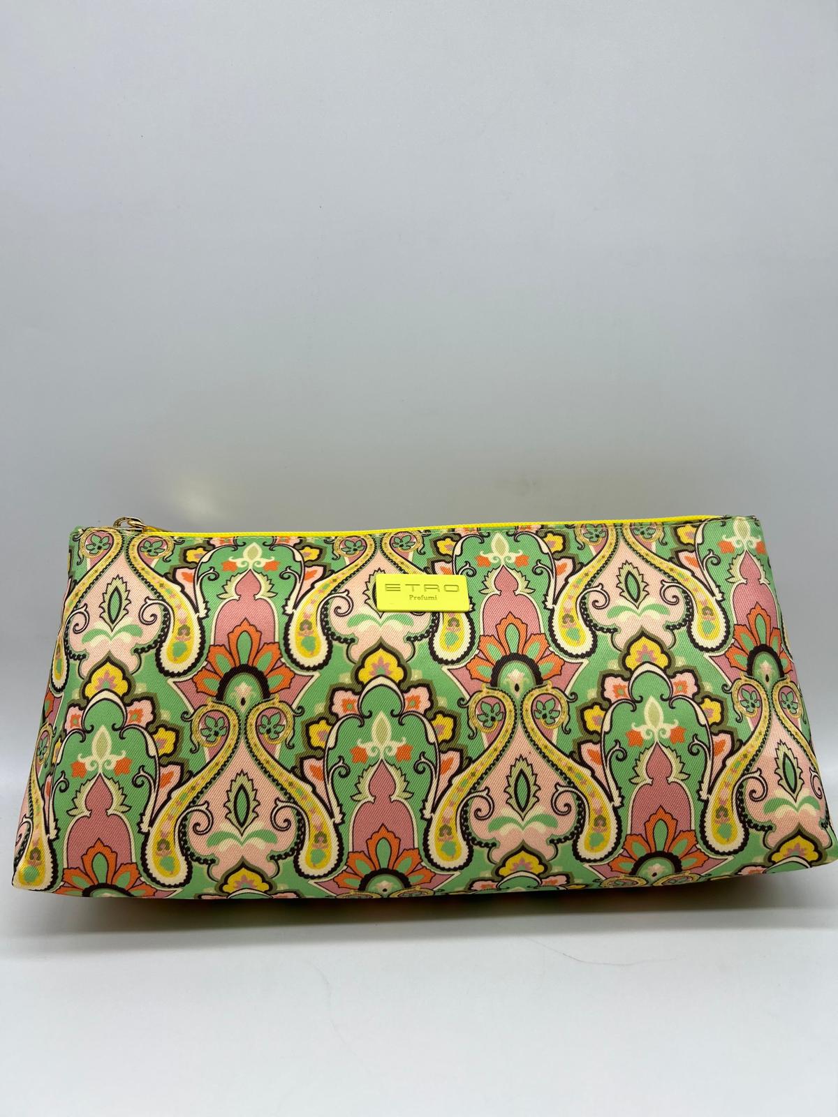 etro, trousse lunga, pochette a mano, Beauty case, Beauty case donna,  Beauty case viaggio, Beauty case make-up, Beauty case in pelle,  Beauty case trucco, Beauty case tendenze 2025,  Beauty case porta trucco, Beauty case da viaggio per uomini, Beauty case con divisori, Beauty case elegante