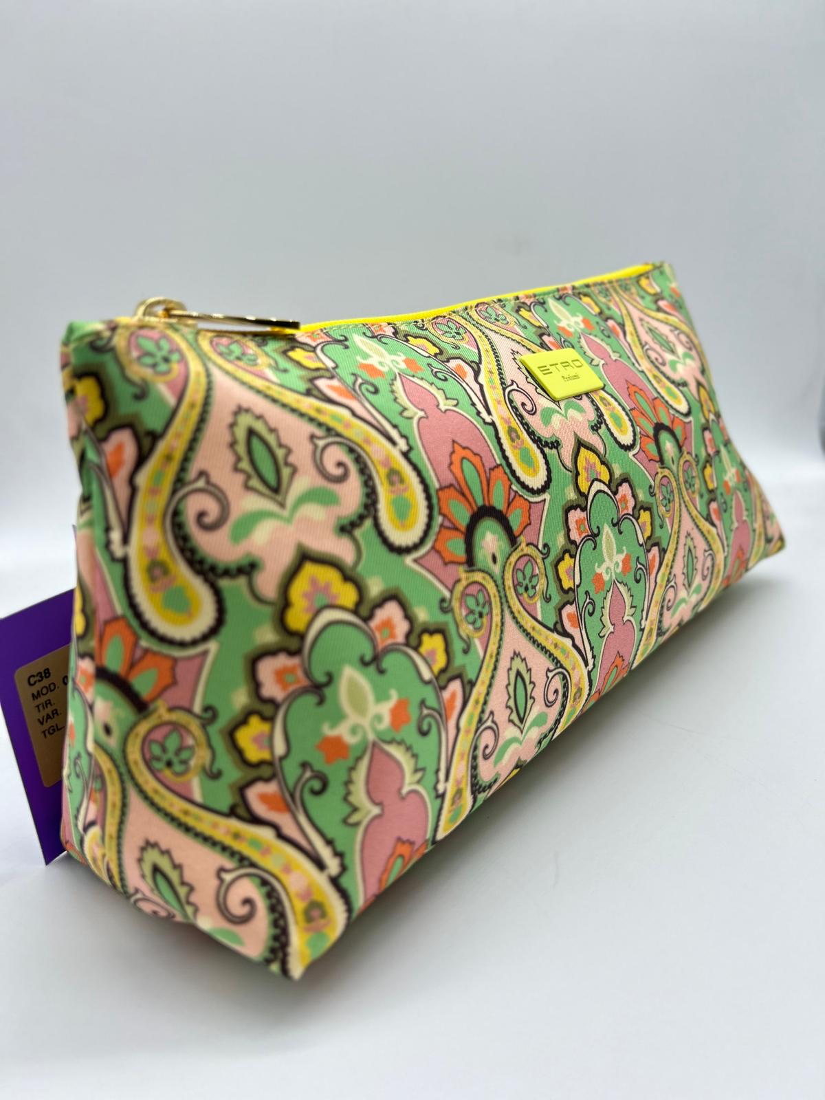 etro, trousse lunga, pochette a mano, Beauty case, Beauty case donna,  Beauty case viaggio, Beauty case make-up, Beauty case in pelle,  Beauty case trucco, Beauty case tendenze 2025,  Beauty case porta trucco, Beauty case da viaggio per uomini, Beauty case con divisori, Beauty case elegante