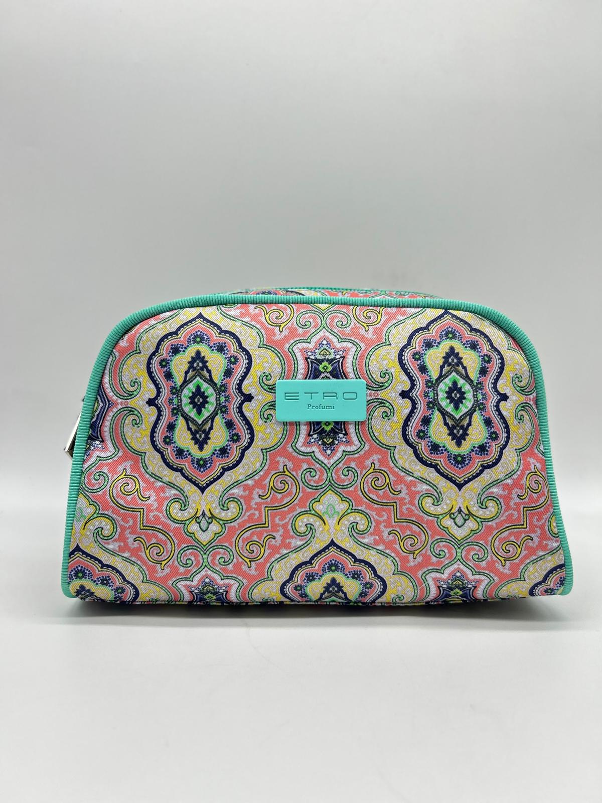etro, trousse tonda grande, pochette a mano, Beauty case, Beauty case donna,  Beauty case viaggio, Beauty case make-up, Beauty case in pelle,  Beauty case trucco, Beauty case tendenze 2025,  Beauty case porta trucco, Beauty case da viaggio per uomini, Beauty case con divisori, Beauty case elegante
