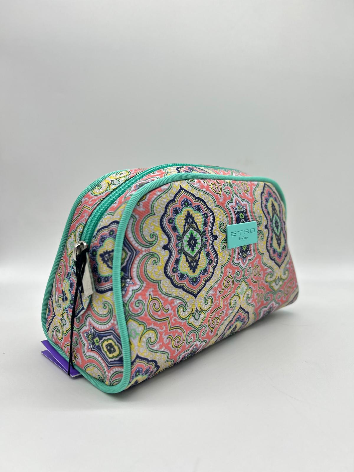 etro, trousse tonda grande, pochette a mano, Beauty case, Beauty case donna,  Beauty case viaggio, Beauty case make-up, Beauty case in pelle,  Beauty case trucco, Beauty case tendenze 2025,  Beauty case porta trucco, Beauty case da viaggio per uomini, Beauty case con divisori, Beauty case elegante
