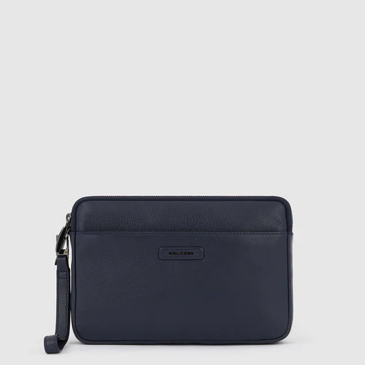 piquadro, pochette a mano, pochette uomo, Pelletteria uomo, Accessori in pelle uomo, Prodotti in pelle uomo, Pelletteria di lusso uomo, Pelle uomo eleganza, Pelle uomo alta qualità, Accessori uomo in pelle, Borse pelle uomo, Pelletteria uomo elegante, Pelletteria uomo casual, Borse pelle uomo da lavoro, Borse pelle uomo da viaggio, Pelletteria uomo per occasioni speciali, Accessori pelle uomo da regalo, Pelle di alta qualità uomo, Pelle morbida uomo, Pelle italiana, Pelletteria uomo sconto, Acquisto pellett
